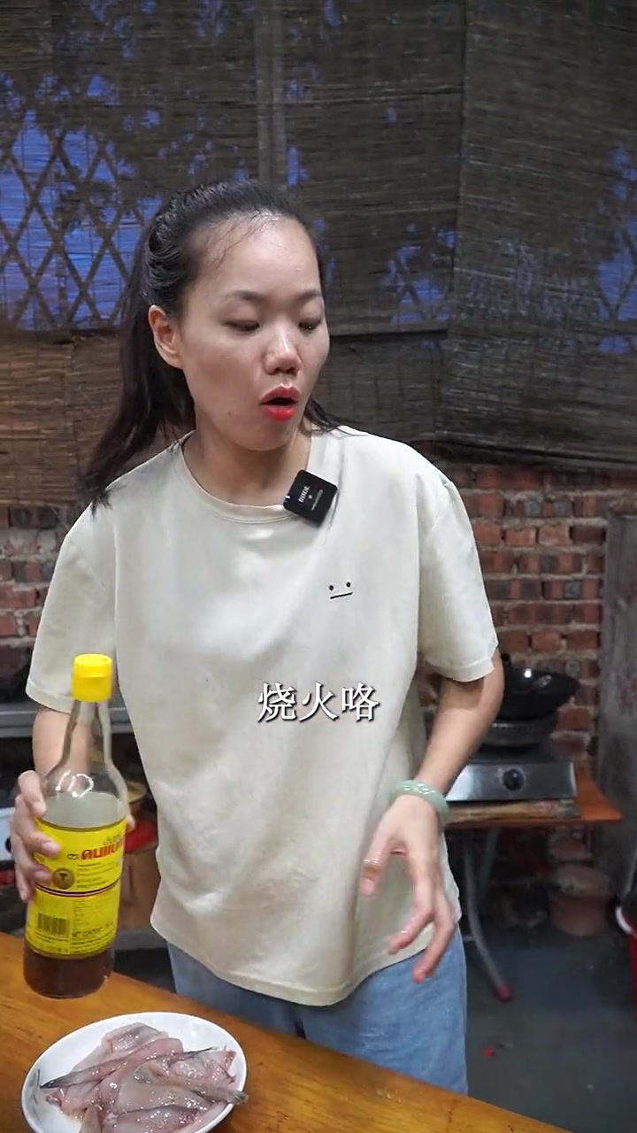 又到了种地瓜的季节了,帮亲家母摘长得比地瓜高的草,回家炸了简单的百香果无骨鱼,酸甜又香脆