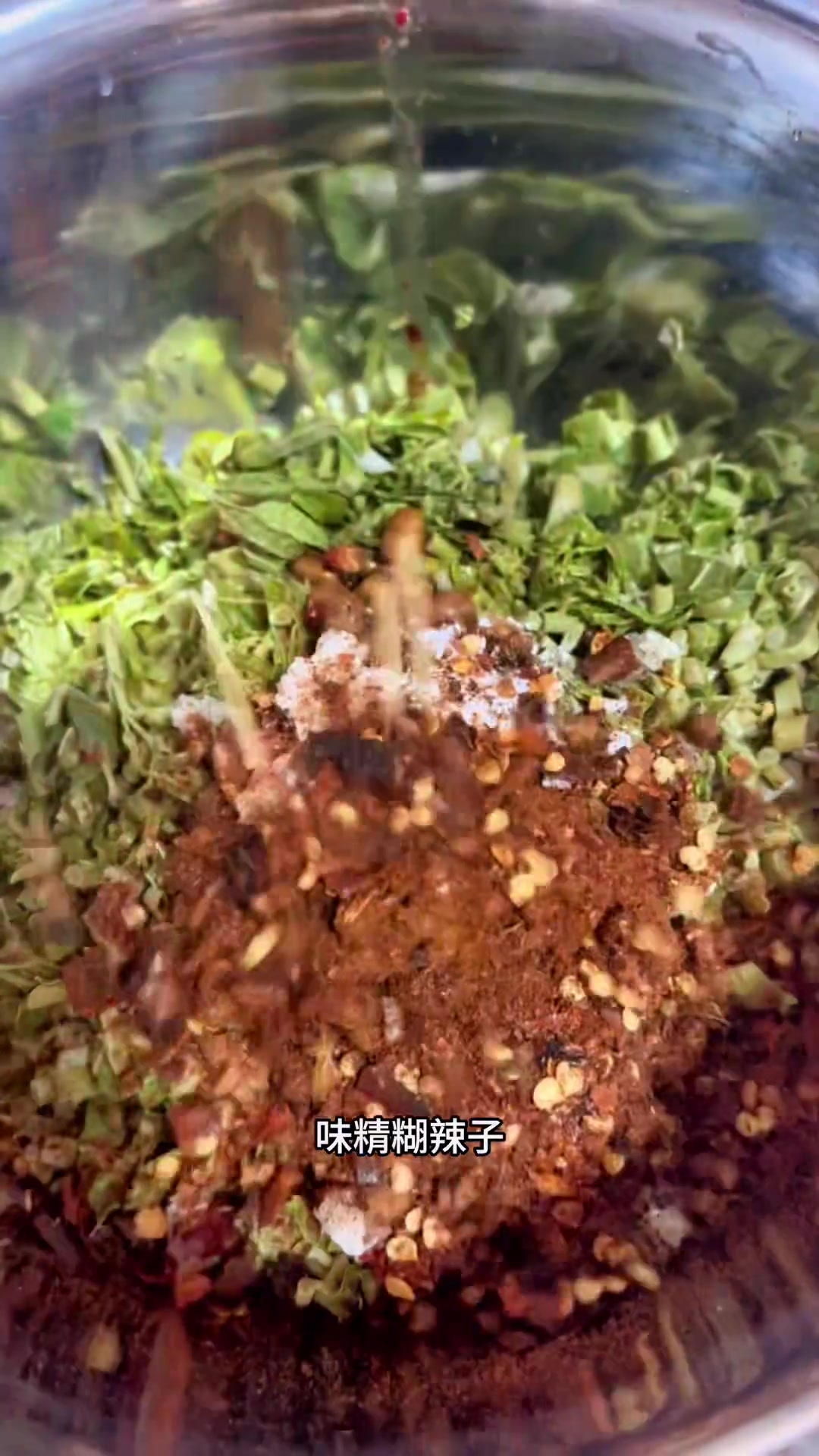 凉拌香椿味道独特、口感好、香味浓;只有吃过一次香椿才算是好好过了这个春天