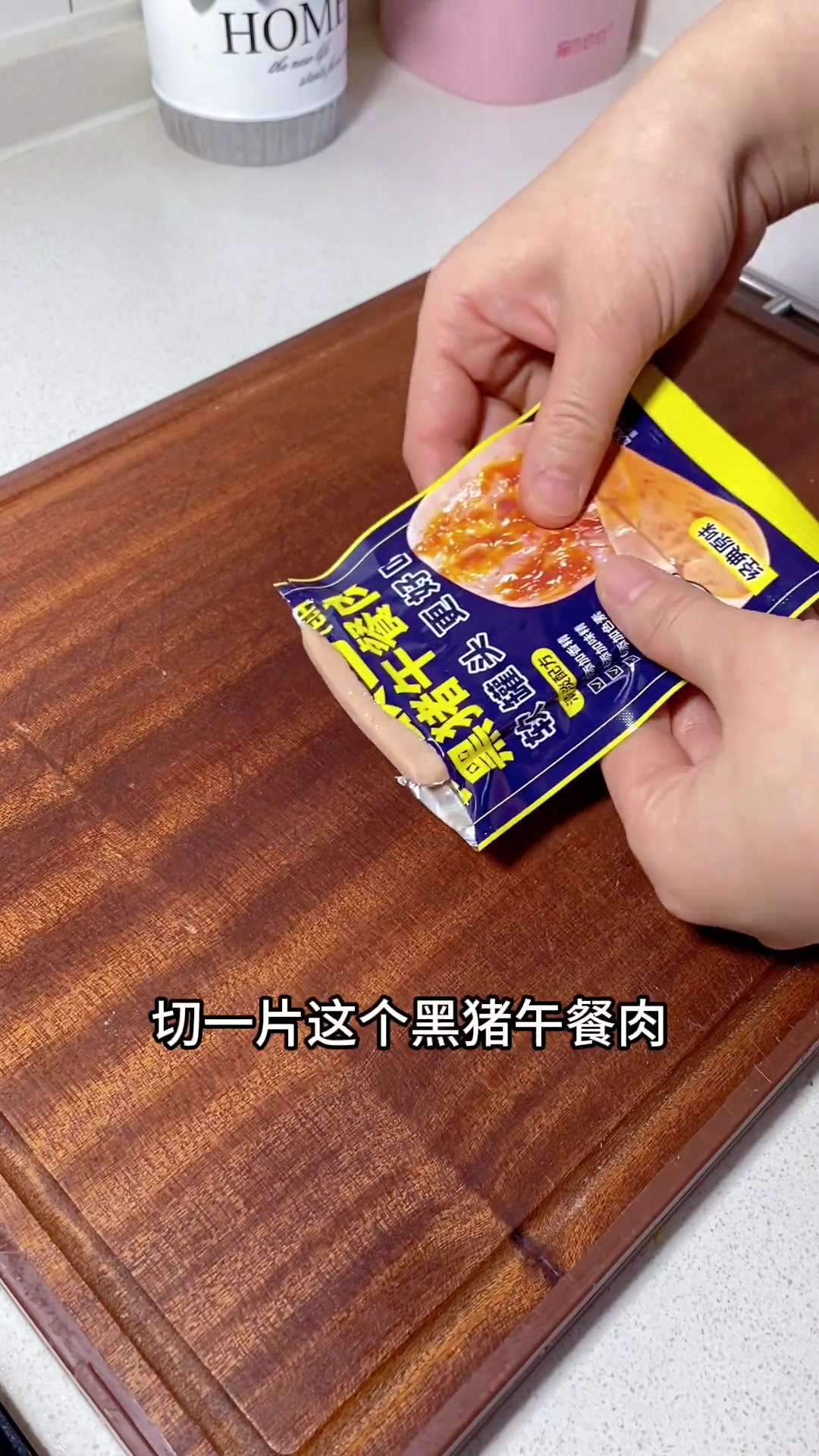 这样做的蛋包饭小汉堡真的太好吃了，一口下去有肉有菜有鸡蛋，营养满满