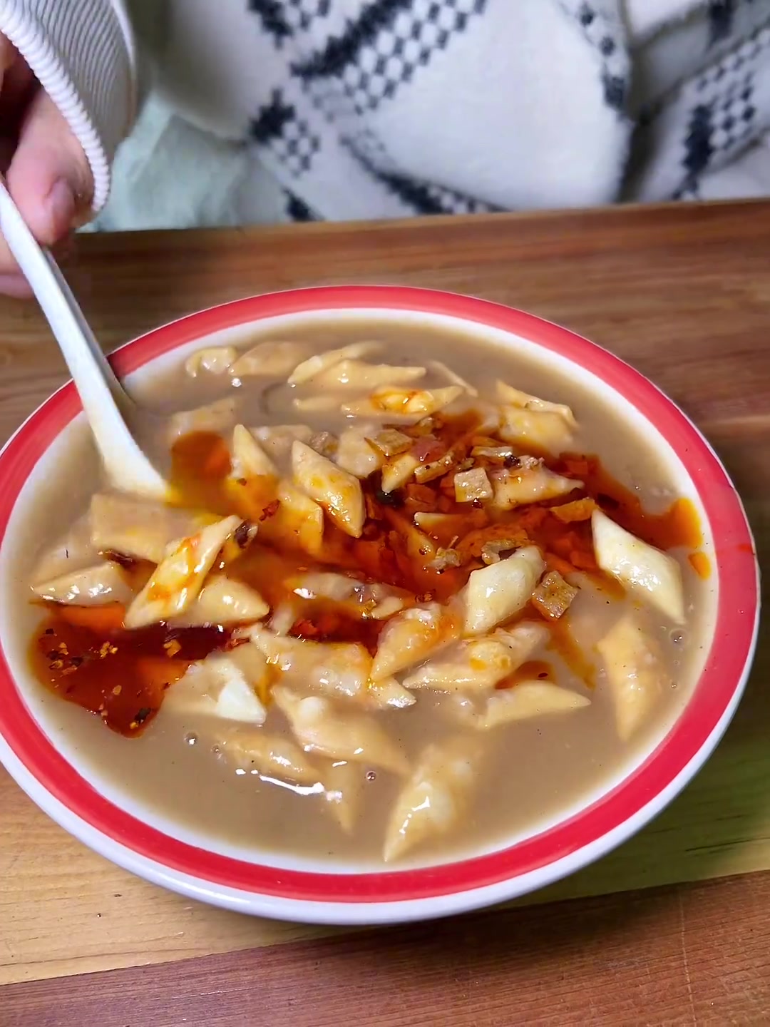 来到河南宁陵,早餐怎么能少的了一碗哨子汤配上杠子馍夹鸡蛋呢!