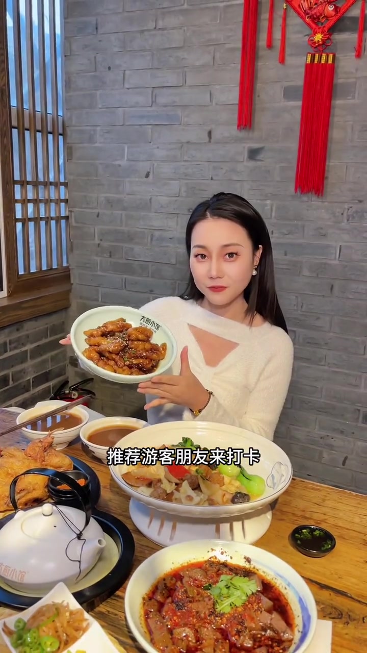 这是一家西安本地人都爱吃的烧菜馆,现在推荐给来西安旅游的朋友们