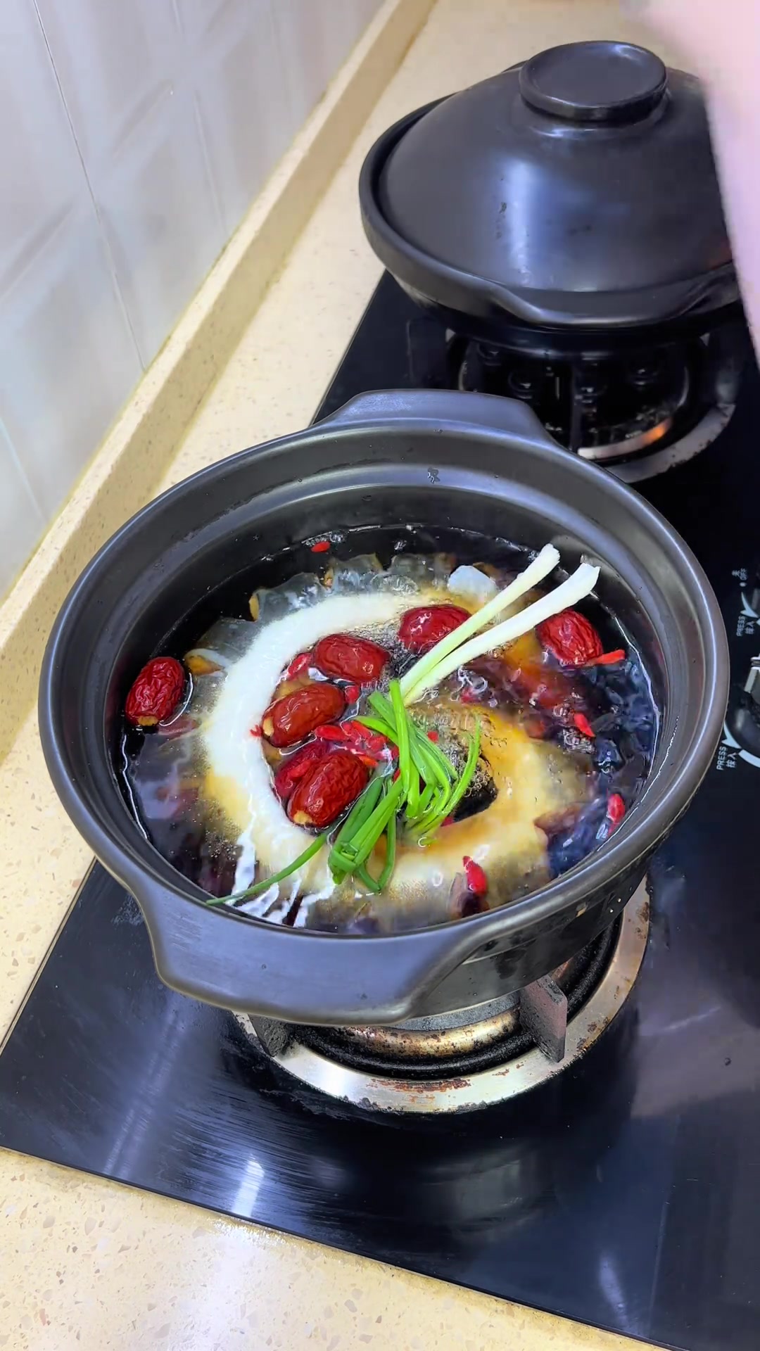 这么鲜活的鳗鱼做个半酒炖鳗鱼汤太绝了,好喝又营养,非常适合跑步健身爱好者