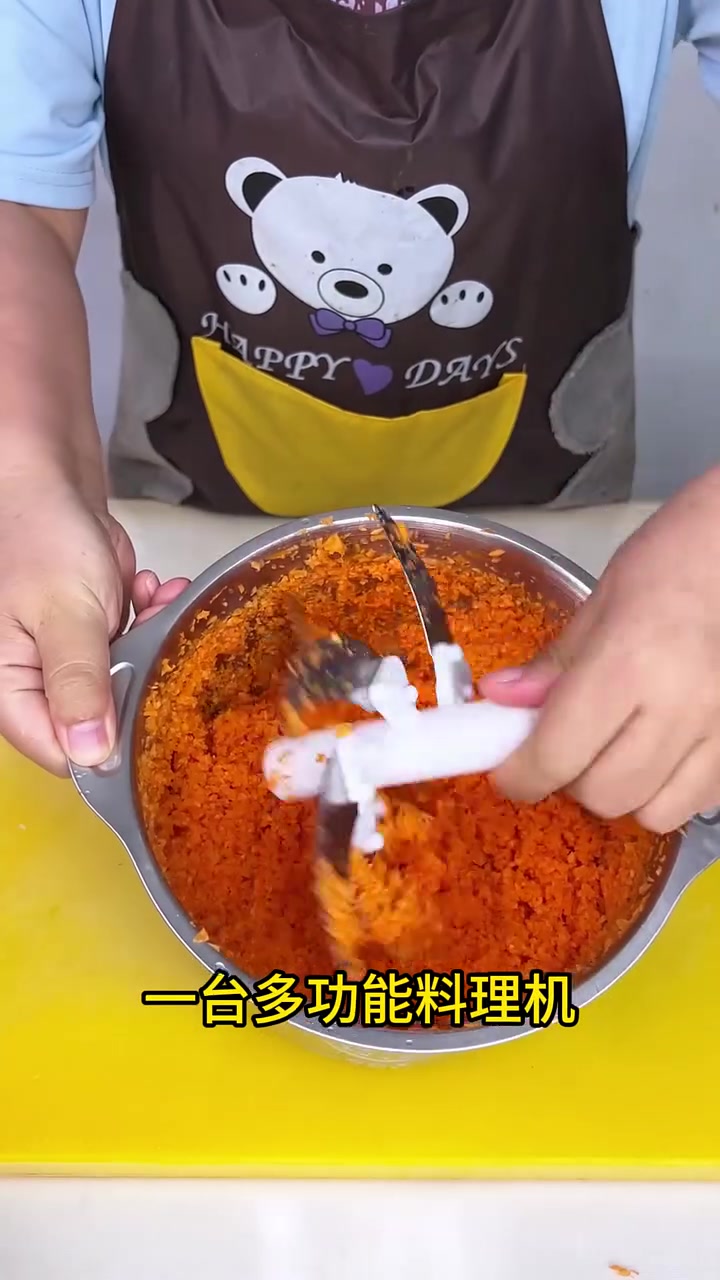 现在的绞肉机都升级成双盆了,还配送4套刀片,一个绞辣椒大蒜,一个绞蔬菜肉馅,再也不用担心串
