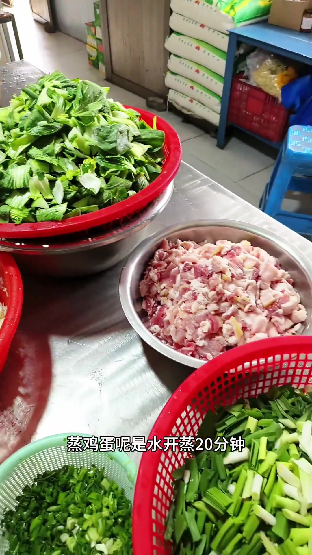 一个人的厨房,忙做香葱蒸蛋、笋尖炒肉等菜肴