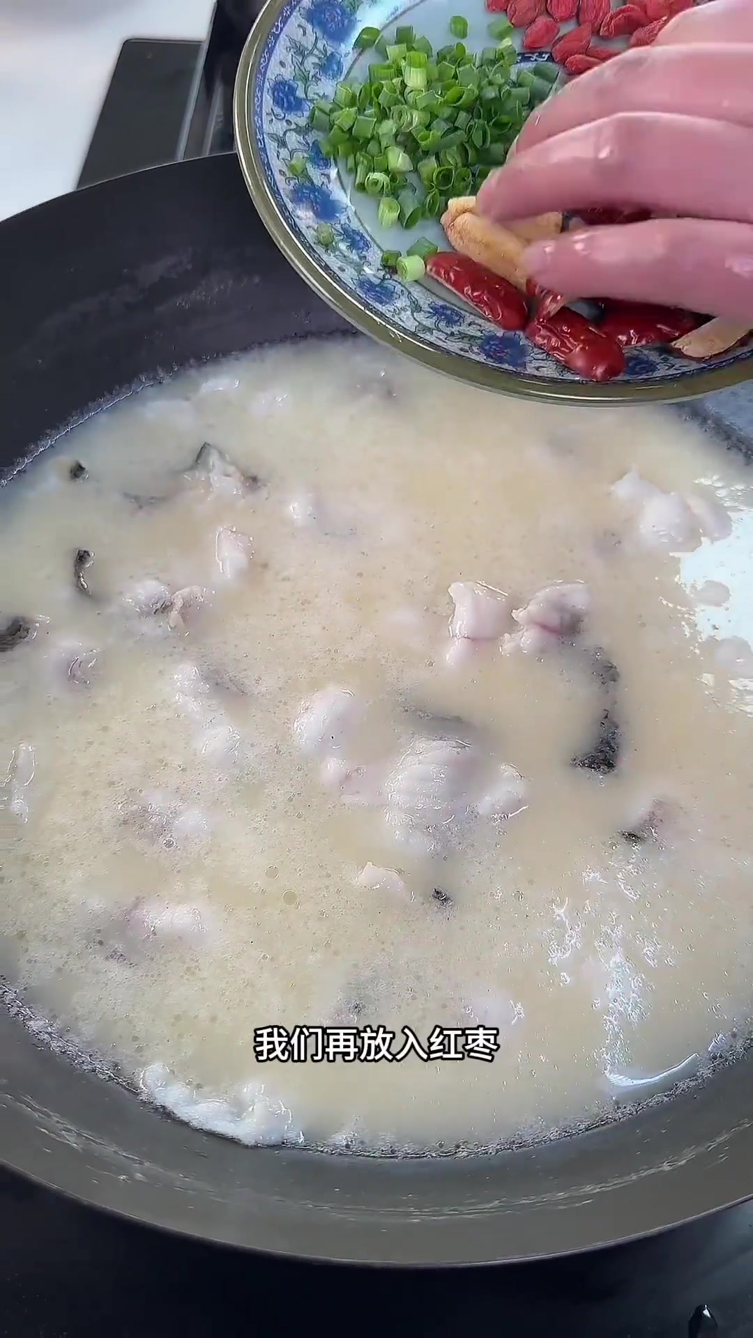 奶白黑鱼汤不仅是一道月子餐,养身体的也可以喝,汤鲜味美营养丰富