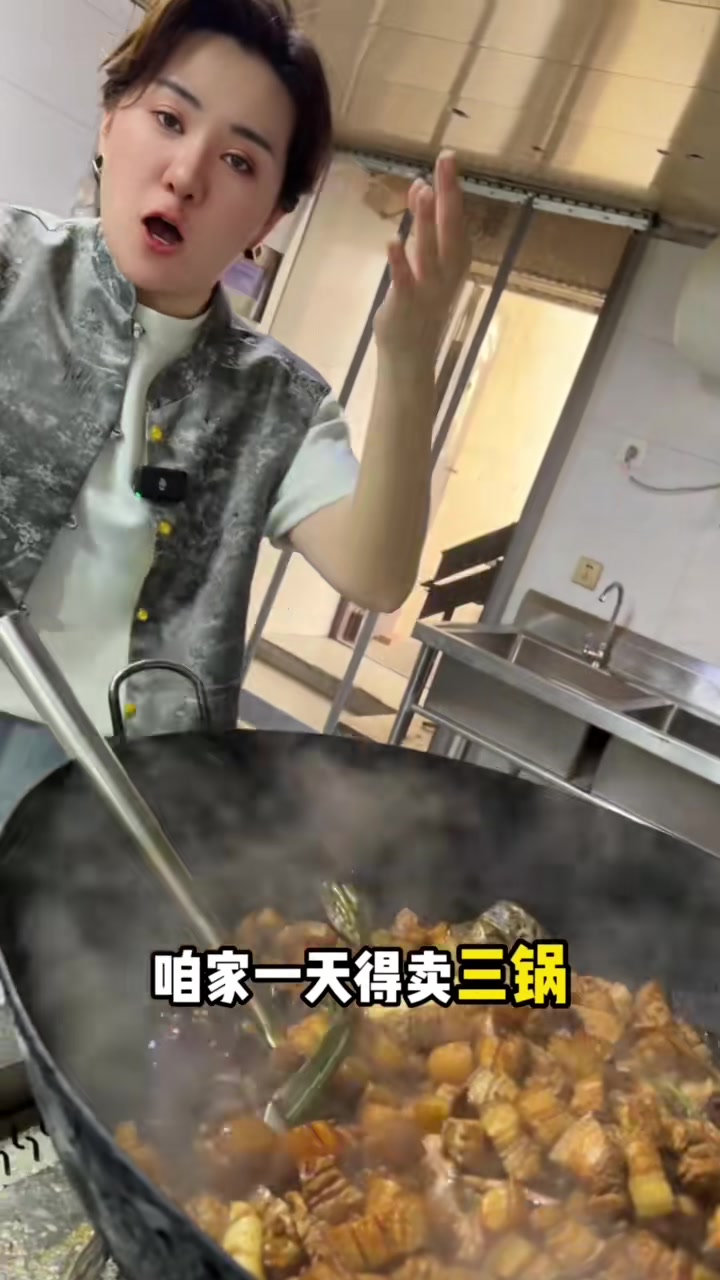 39年老店坚持使用下五花冷鲜肉,沈阳特色炖肉,欢迎参观后厨制作过程