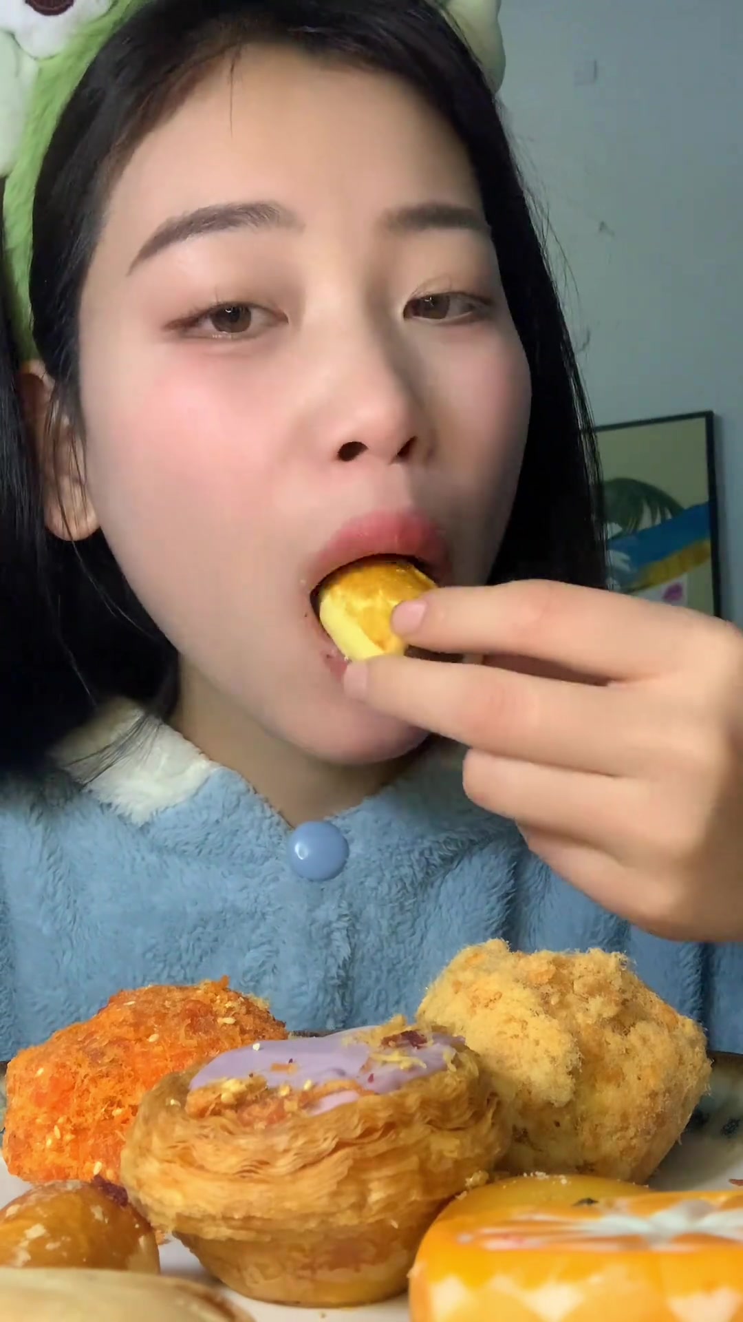 大家周二快乐哦,鲍师傅芋泥蛋挞真的好吃!小贝蛋黄酥也很不错,八宝饭紫米的好好吃,炸酱面除了