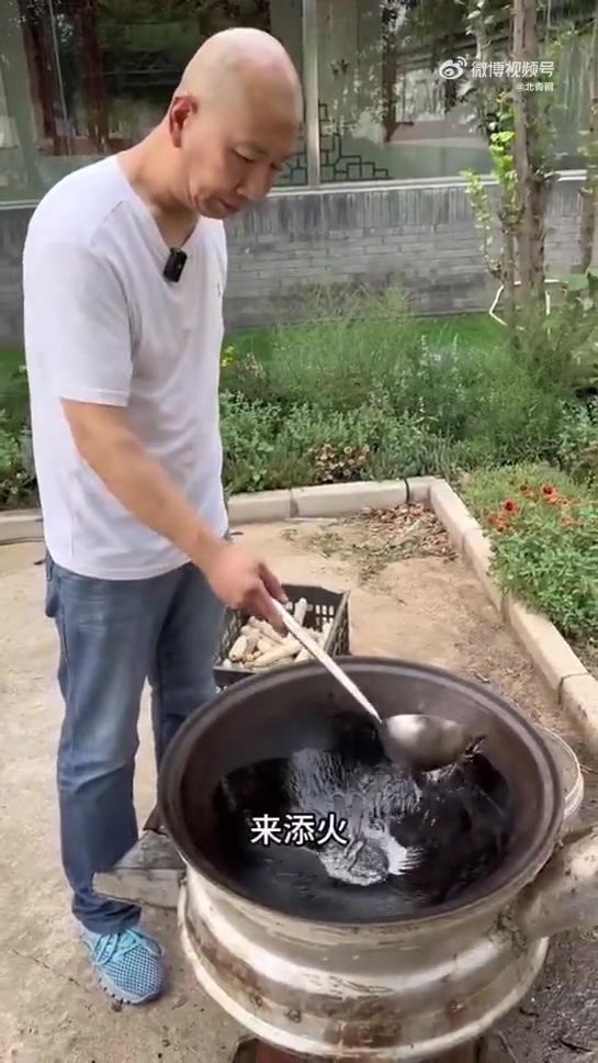 平谷特色美食之炒扁豆角!柴火灶翻炒的平谷扁豆角,翠绿饱满,酱香浓郁,脆爽与醇厚交织,最朴实
