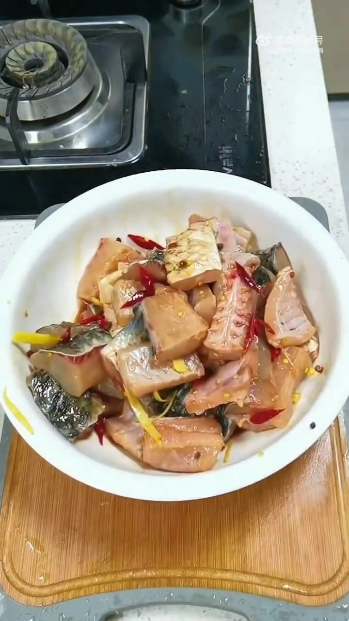 老婆饼里没老婆，糍粑鱼里没糍粑 今天来做道湖北菜——糍粑鱼 舌尖上的武汉 via胡姐爱做菜