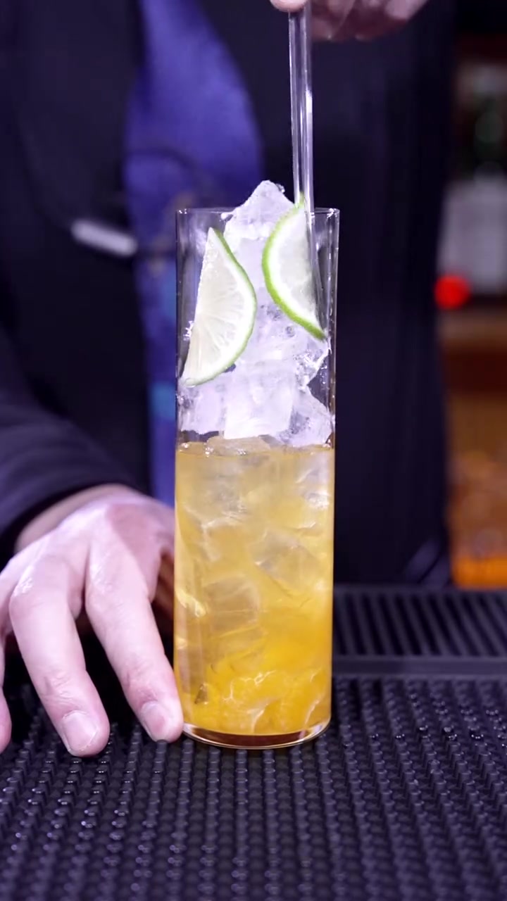 火遍全网的家庭款鸡尾酒，桔子、柠檬汽水与冰块碰撞出春日里美妙的音符，赶快来动手制作吧！