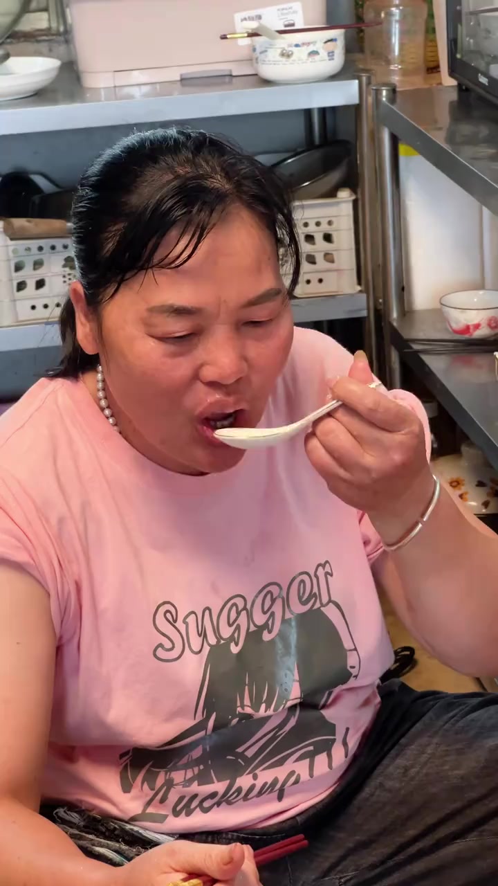 看看老百姓家常喜欢喝的汤,淡菜排骨冬瓜汤,汤鲜甜美味,夏天来一口真舒坦～