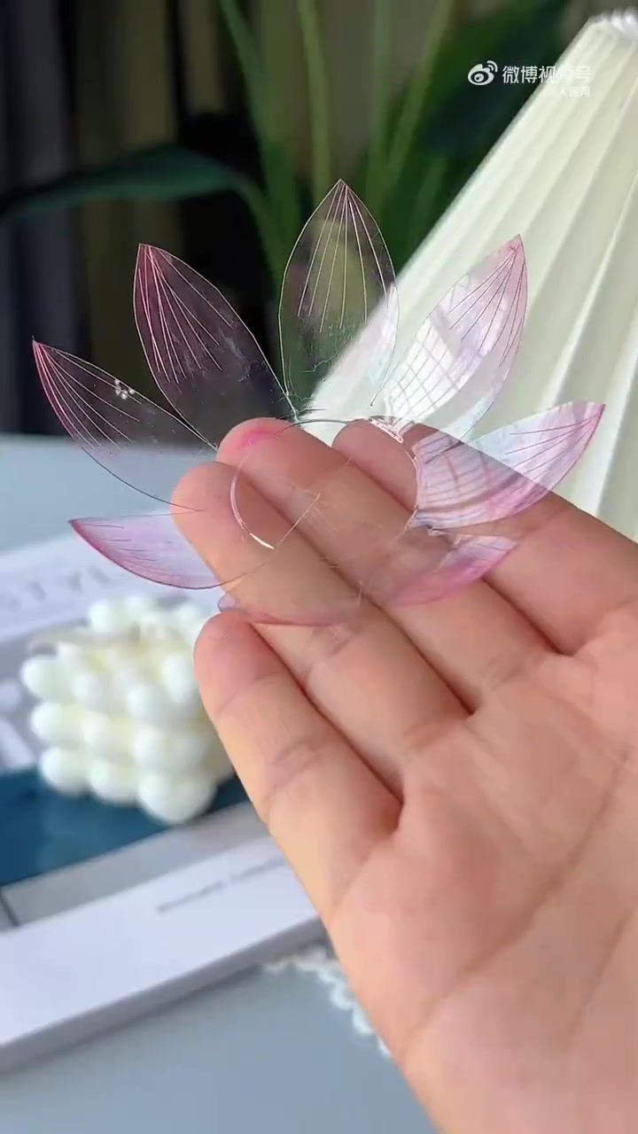 「收藏试一试!用奶茶杯盖做浪漫莲花灯」喝完的奶茶杯盖先别扔,收集几个做一盏氛围感十足的莲花