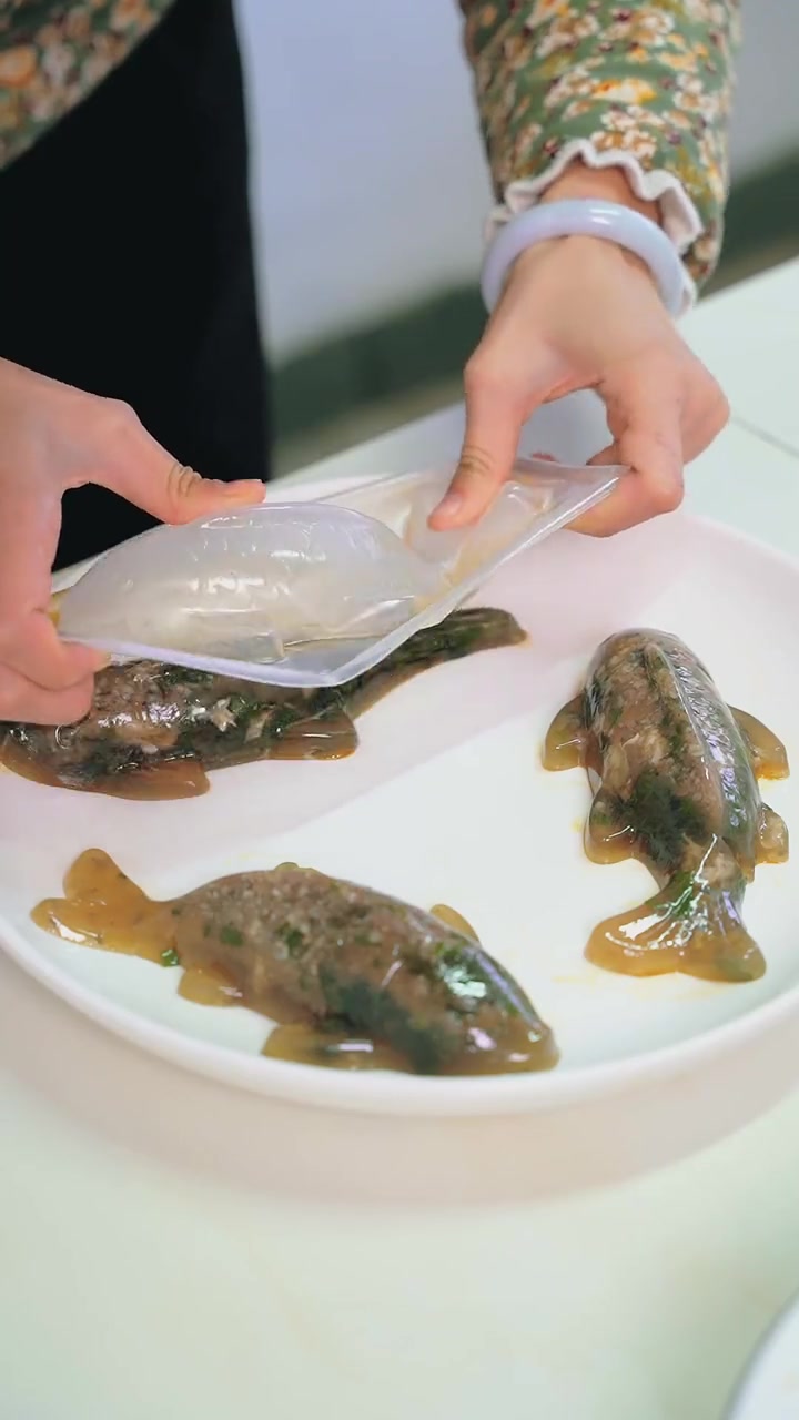 小时候,冬天做鱼的时候多放点汤,吃不完的第二天就成了鱼冻,虽然只是一道“剩菜”,却也是艰苦