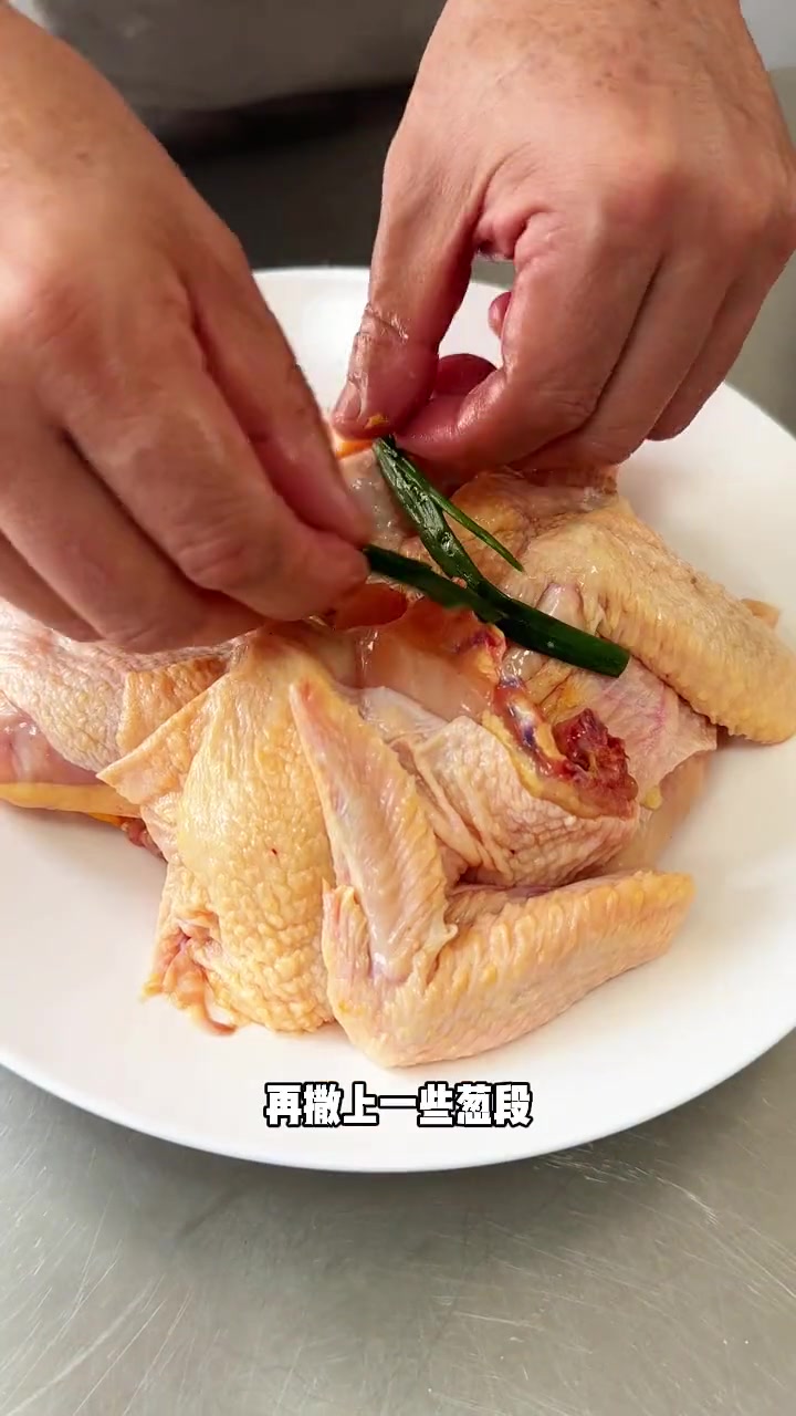 一到夏天我就会做这个清蒸童子鸡,软嫩鲜香,一个童子鸡分四大块,吃起来嗲!