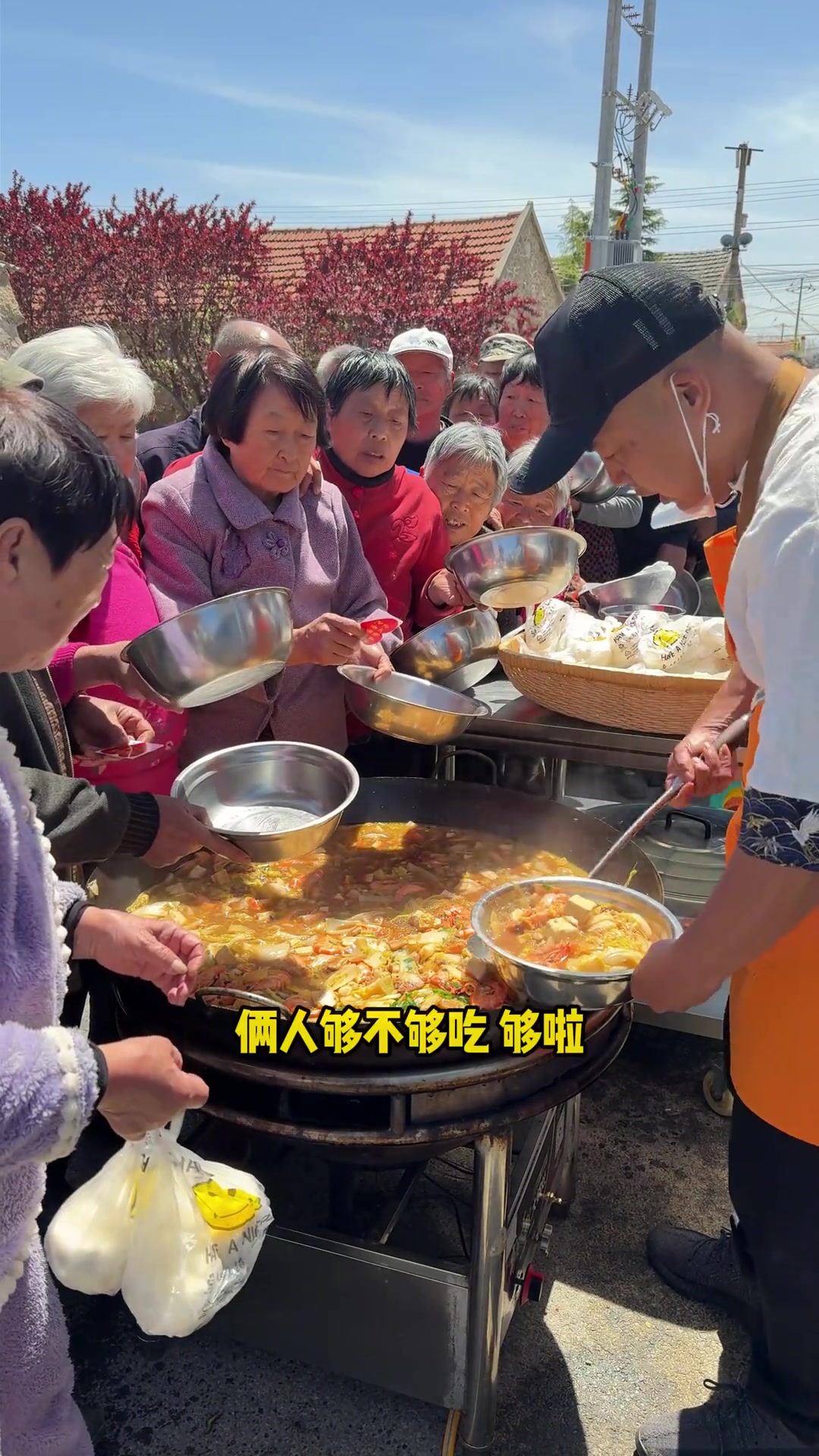 小贺给老人做《大锅炖菜》今天这个菜有肉有虾荤素搭配，老人们都可喜欢啦