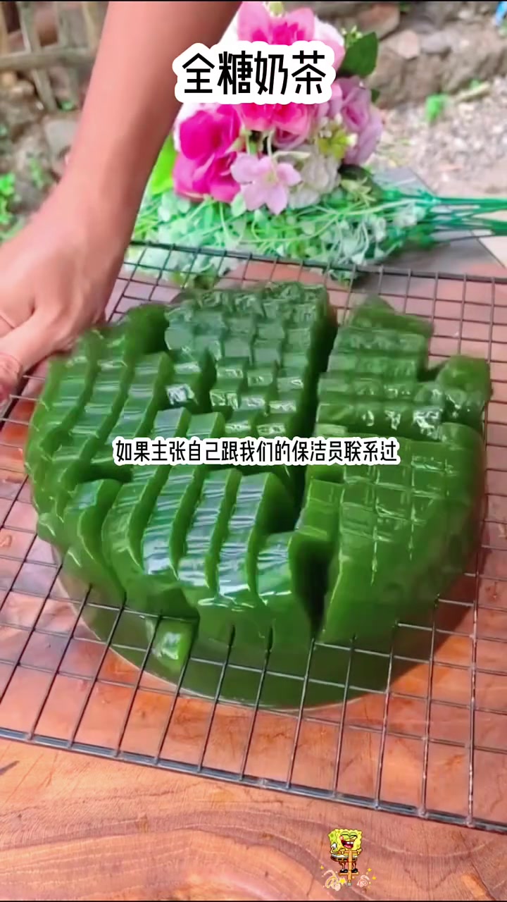 买杯奶茶掉地上致他人重伤,我懵了小姐姐被刑拘