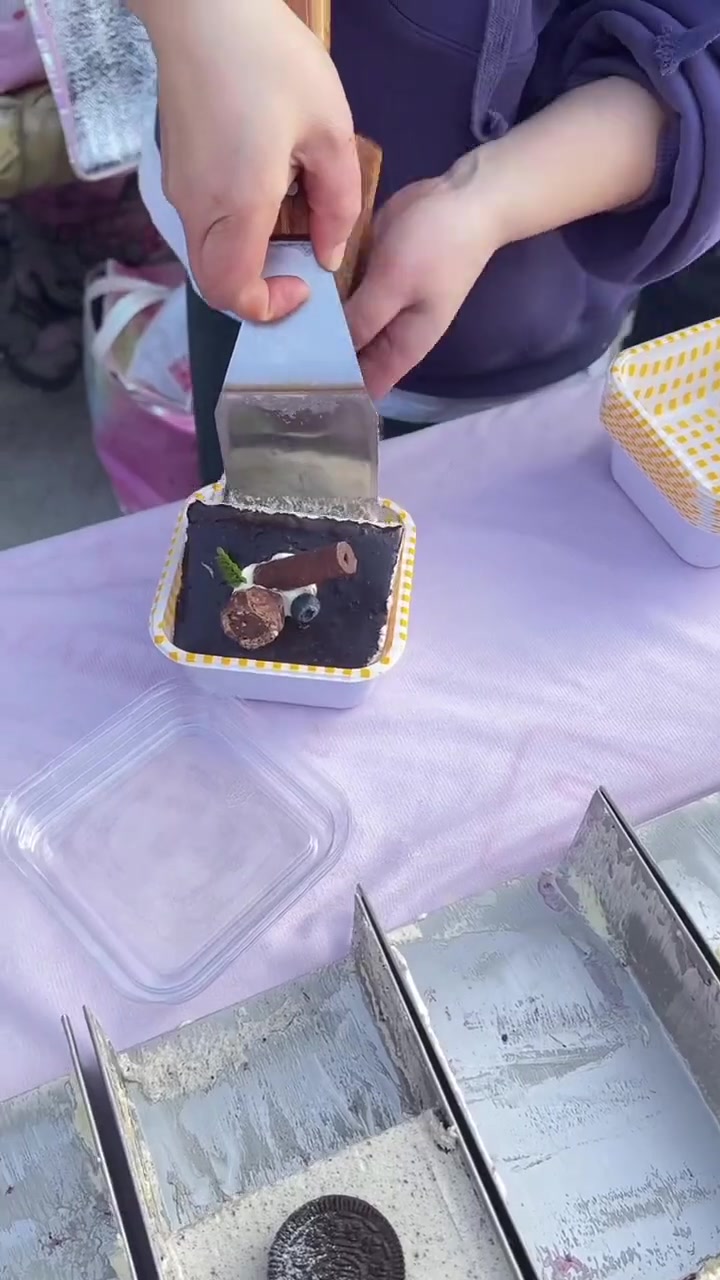 一条街5-6家同样卖提拉米苏,各卖各的多好!就你是专业选手,我们都是草根选手吗?非要夸自己