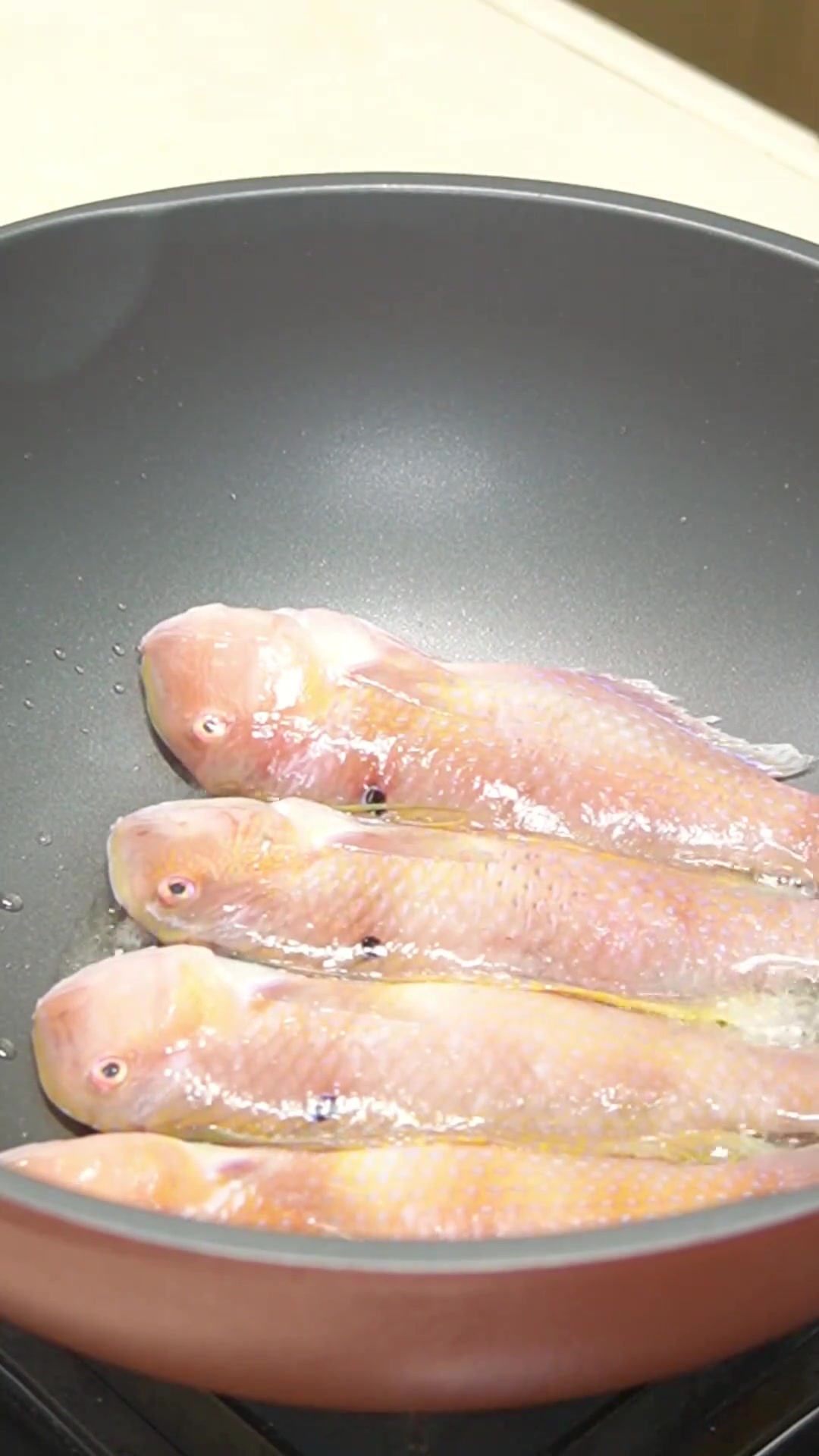 豆酱煮鹦哥鱼,调味只需一勺老豆酱,就很鲜了哦