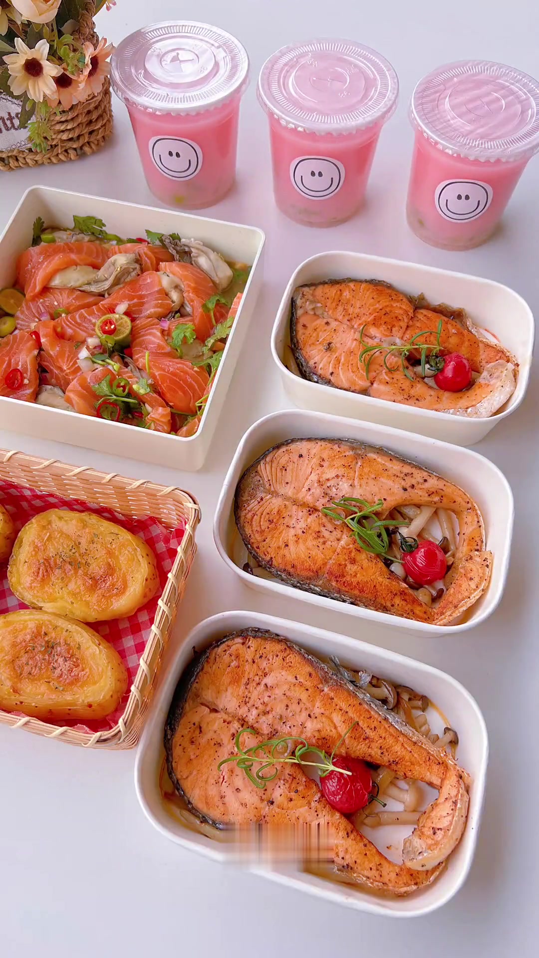 如果你有一个会做饭的同事……那就给她们带丰盛的美味便当吧。香煎三文鱼扒，捞汁生蚝三文鱼，芝