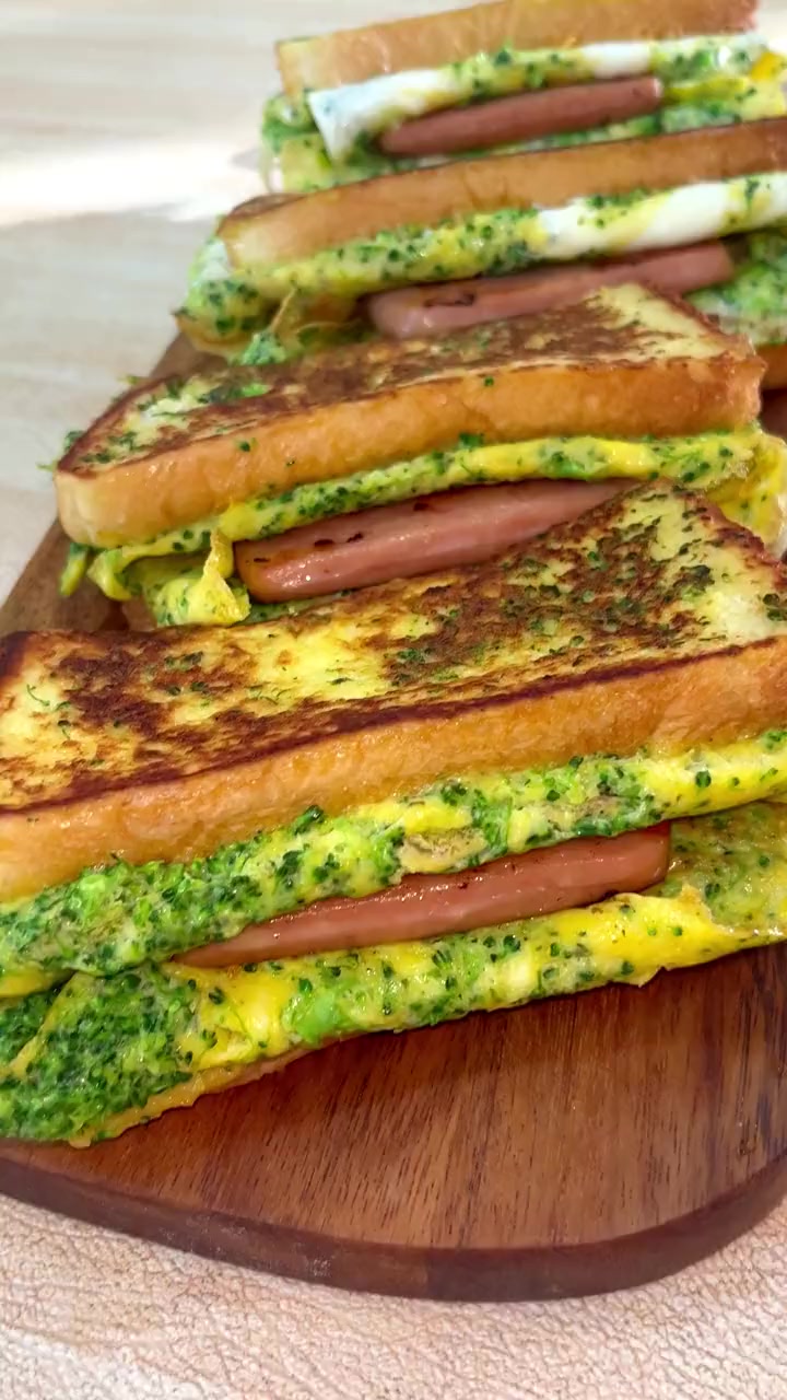 早上对付一口，做个简单方便，好吃又好看的，午餐肉三明治