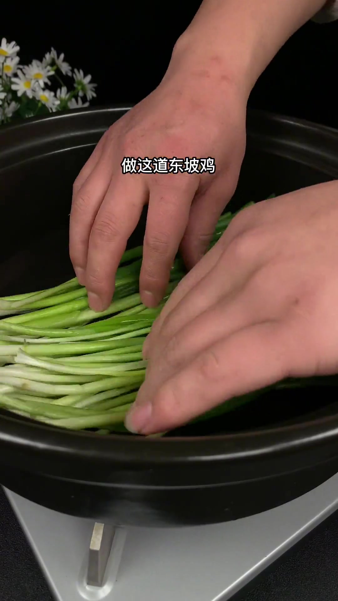 东坡神仙鸡,葱香,酱香,酒香的完美融合。鸡肉酥烂脱骨,口齿留香。这道酒店大菜有了这个调料在