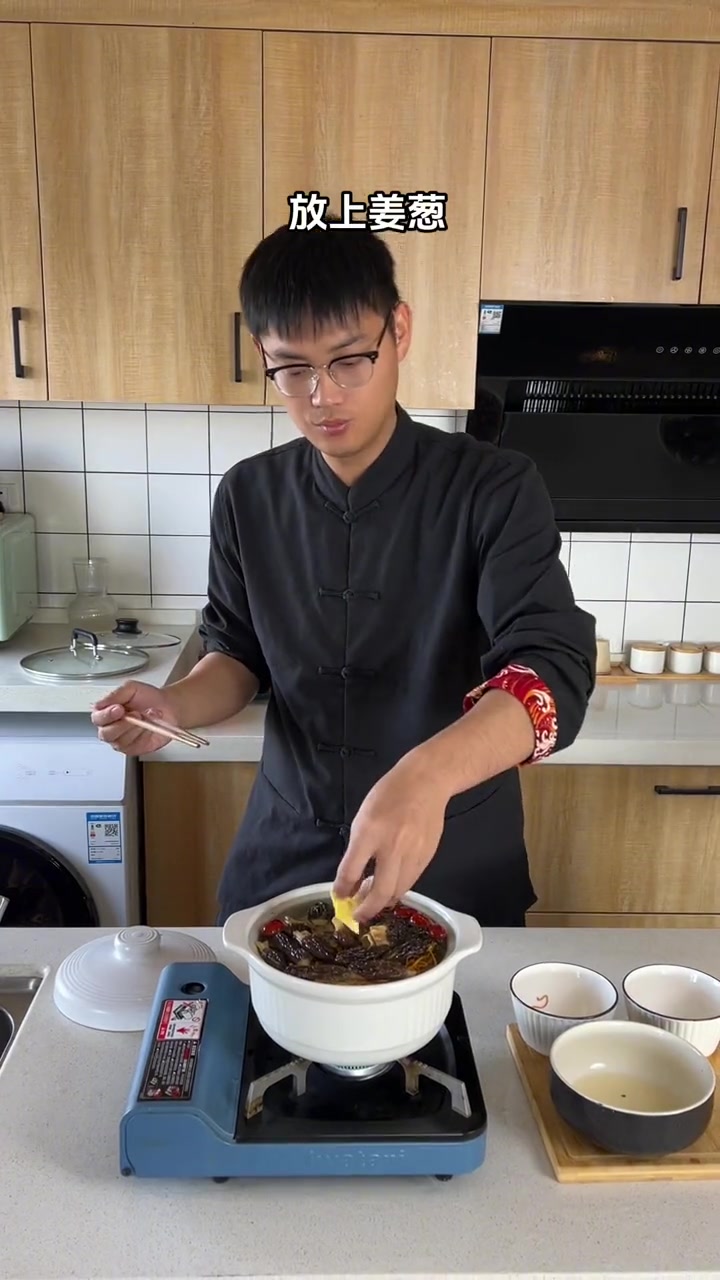 冬天天气冷,正是给家人煲一锅热气腾腾的羊肚菌鸡汤!一家人喝暖暖的