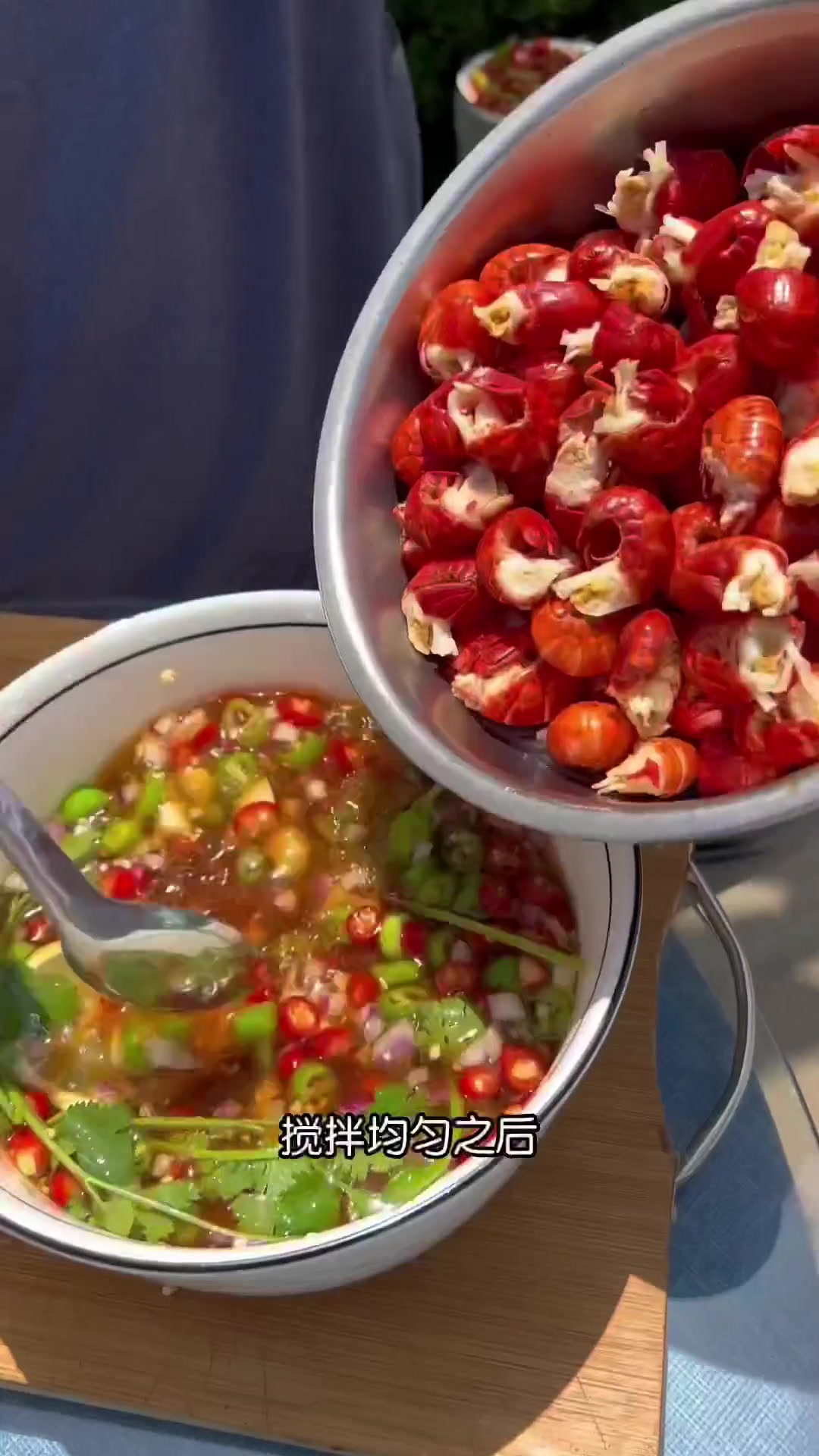 夏天到了正是吃捞汁龙虾尾的时候一定要学会