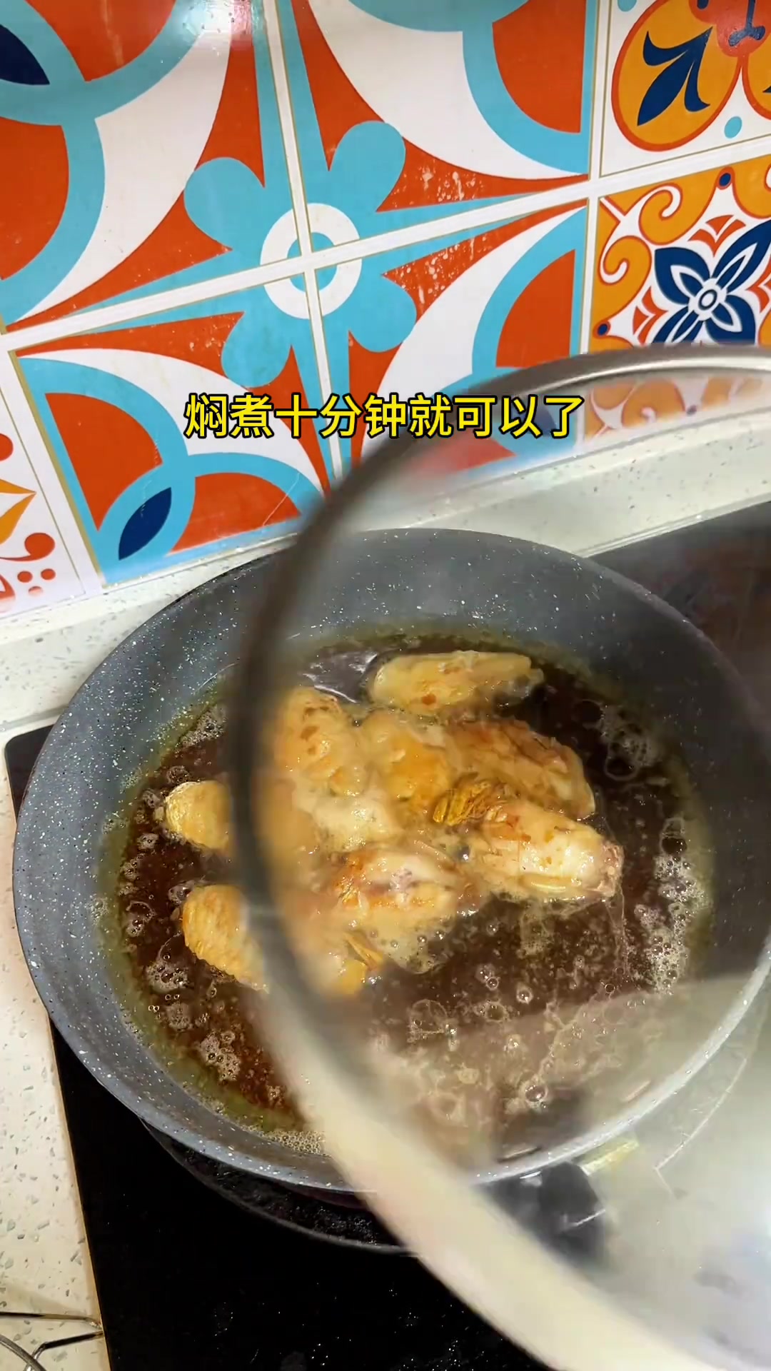 周末老公请朋友们在家里吃饭,一个人花两个多小时准备了七菜一汤,简单的家常便饭,色香味俱全!