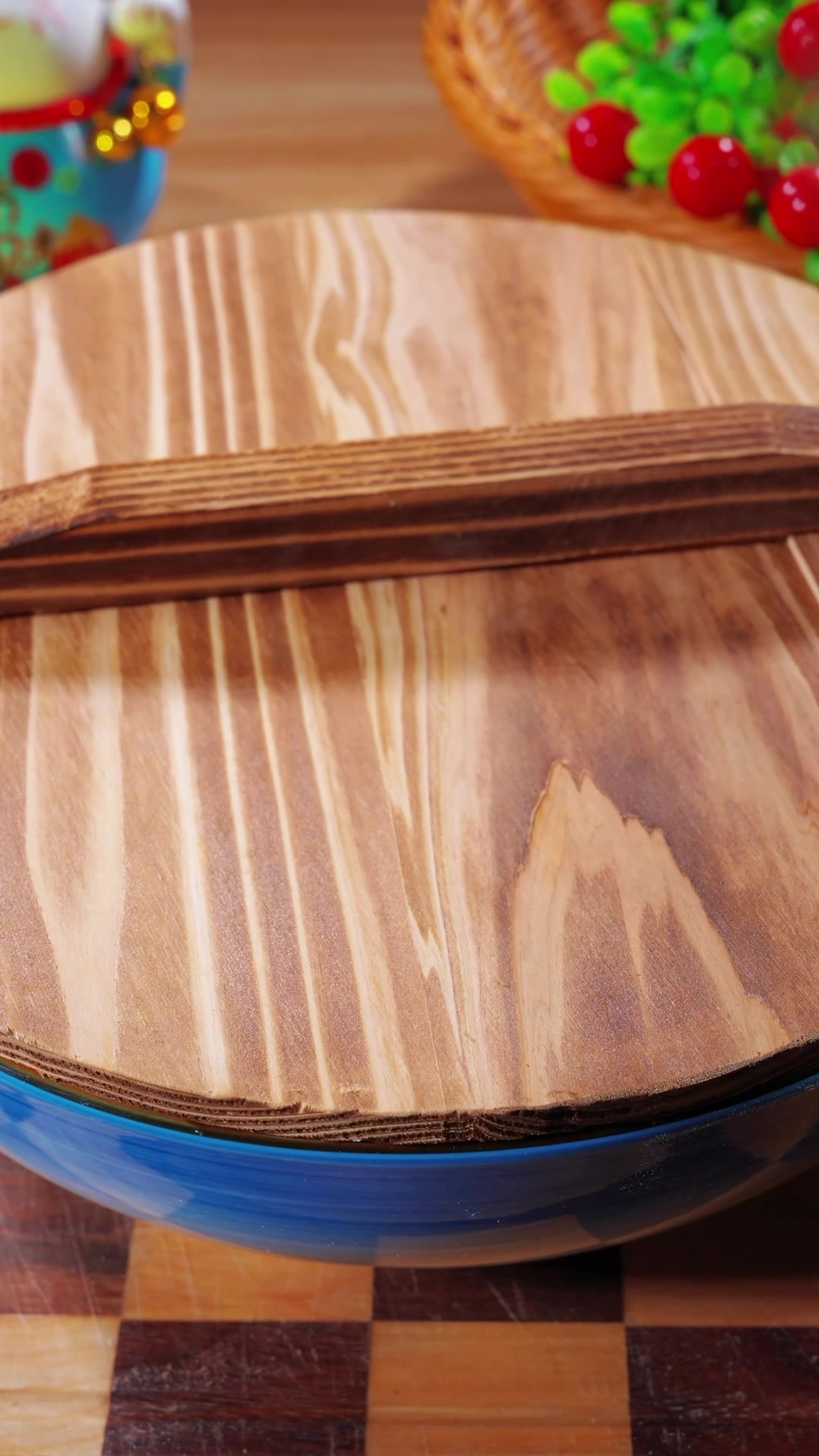 把黄瓜放入绞肉机里搅一搅，出锅就是夏天必吃特色美食，做法简单