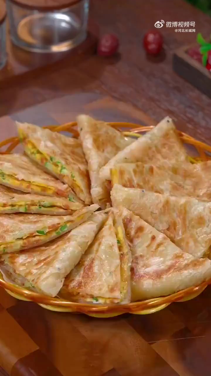 又快又有营养的早餐,试试这个火腿鸡蛋手抓饼,外酥里嫩,几分钟就能搞定~(不二日食)