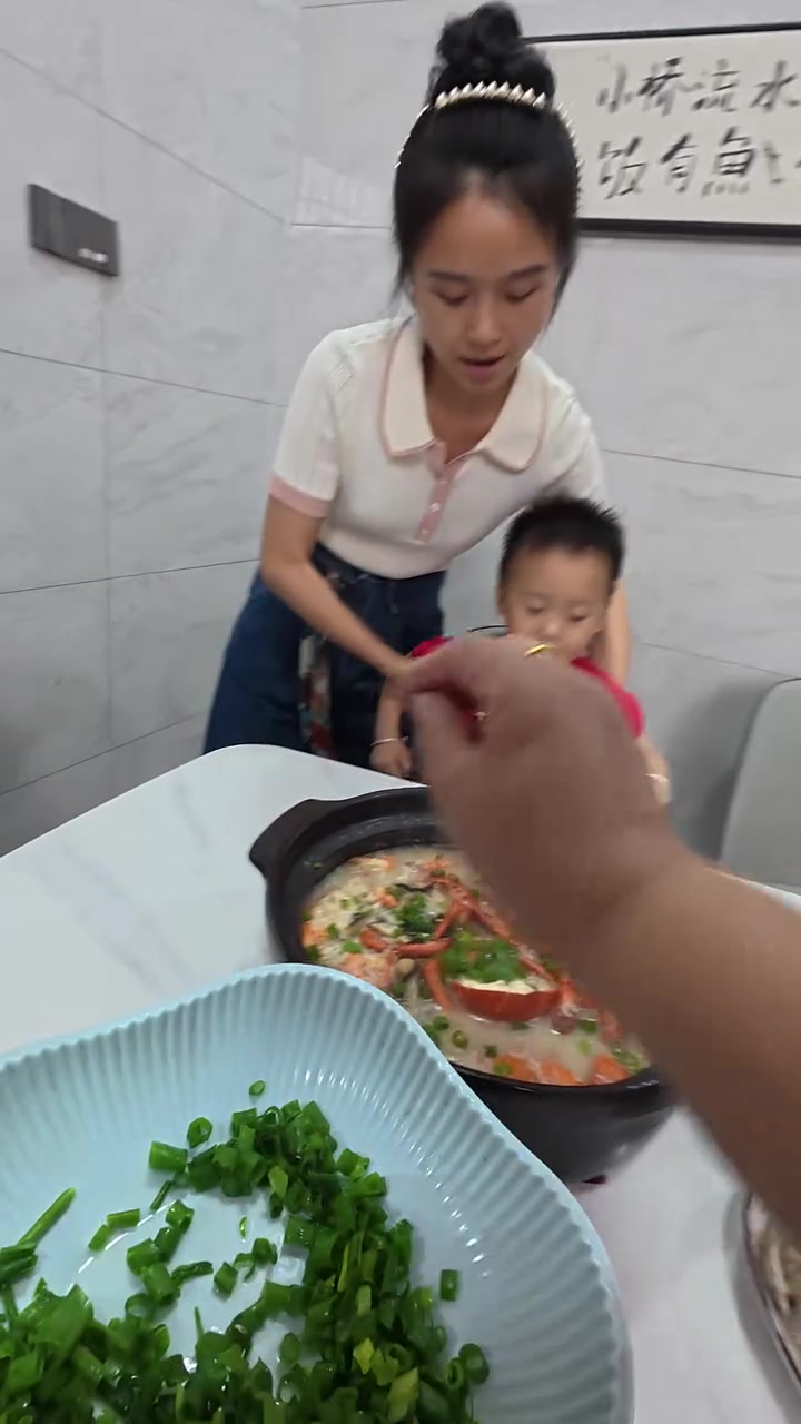 今天给儿媳妇做饭的一天,波龙海鲜粥、爆炒花甲、蒜薹炒肉