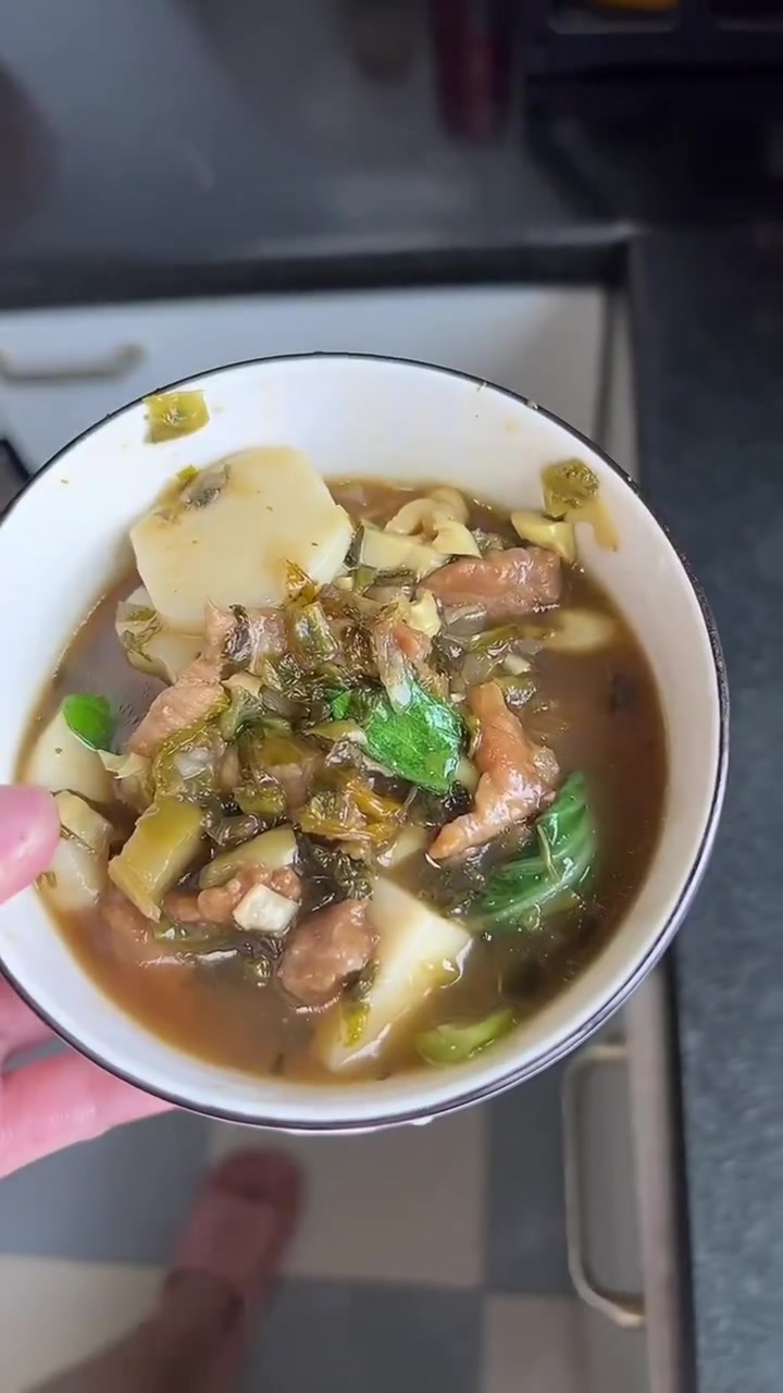 早七点起来准备幼儿园宝宝的早餐,做了一大锅的汤年糕吃,一家人都说好吃