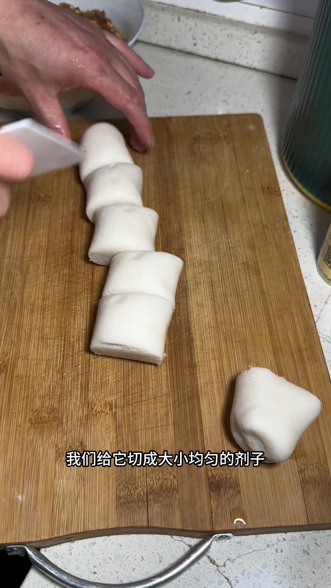 米饺是我们家乡安徽早餐的一道特色点心,外皮酥脆,馅料鲜香嫩滑,从小吃到大一直都喜欢