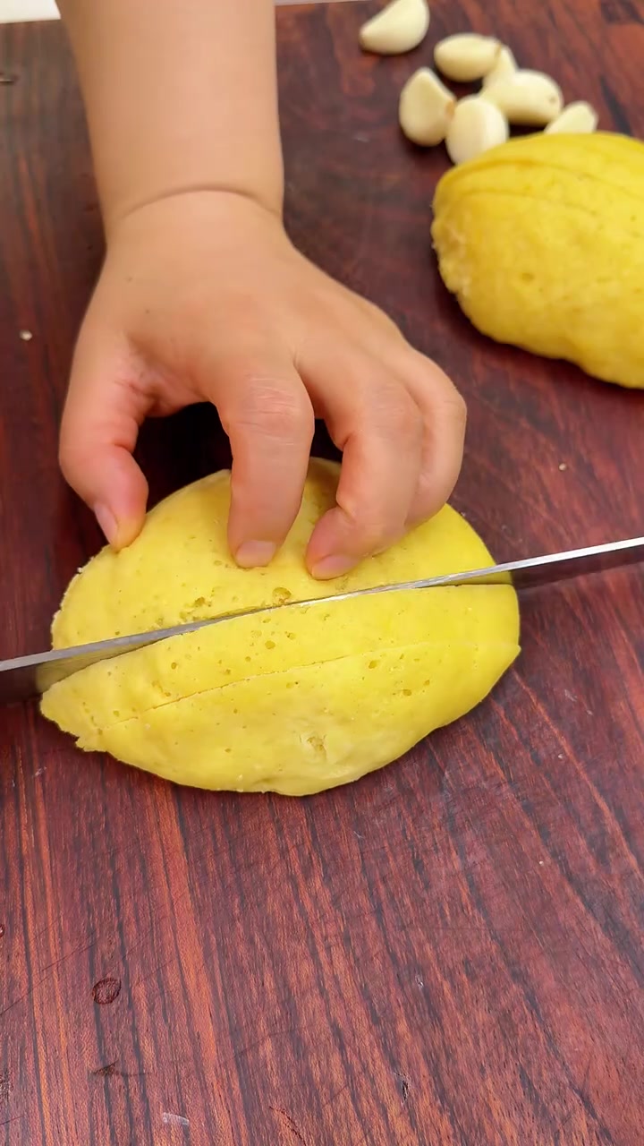 今早的「咸蛋虾仁粥」我超喜欢「肉沫土豆芝士饼」是小儿子的最爱……还有我爱吃的「菠菜炖土豆」