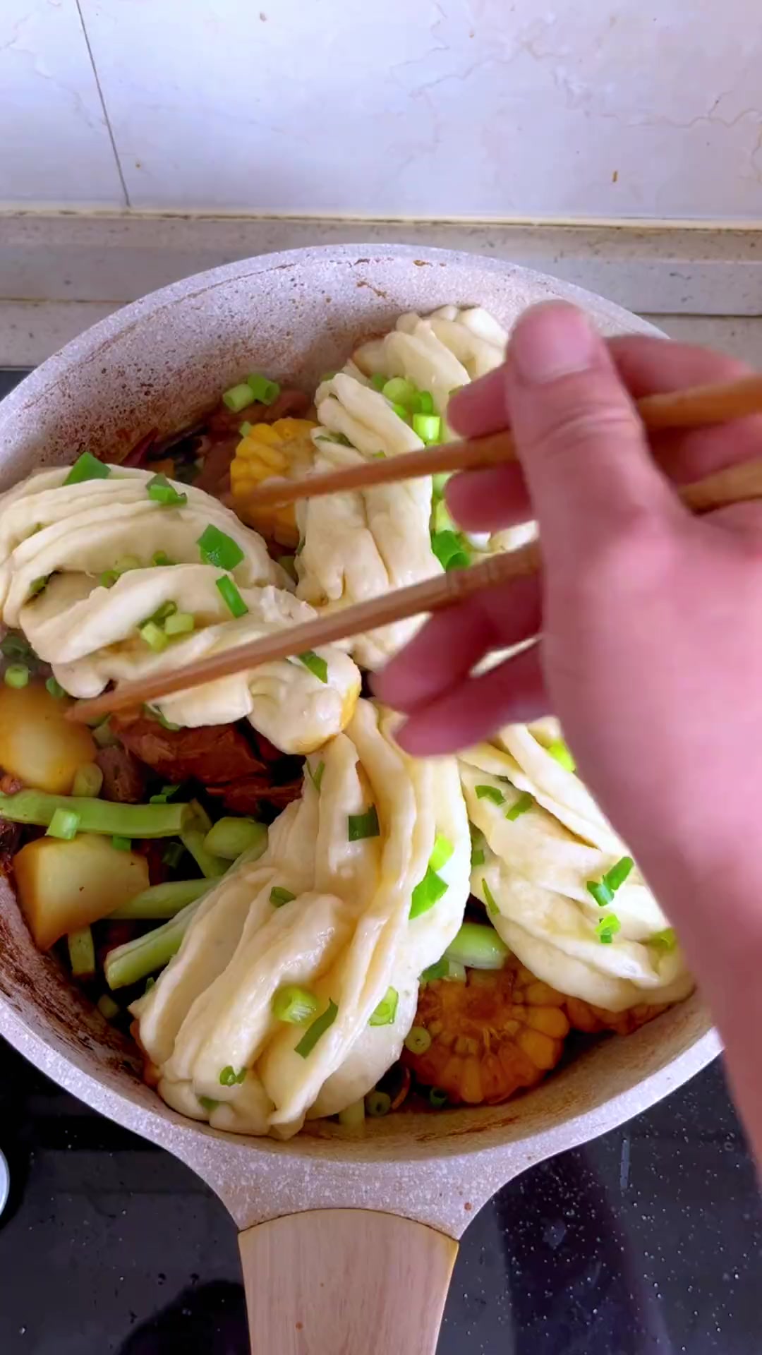 这一锅排骨焖花卷真实绝了,有肉有菜有主食
