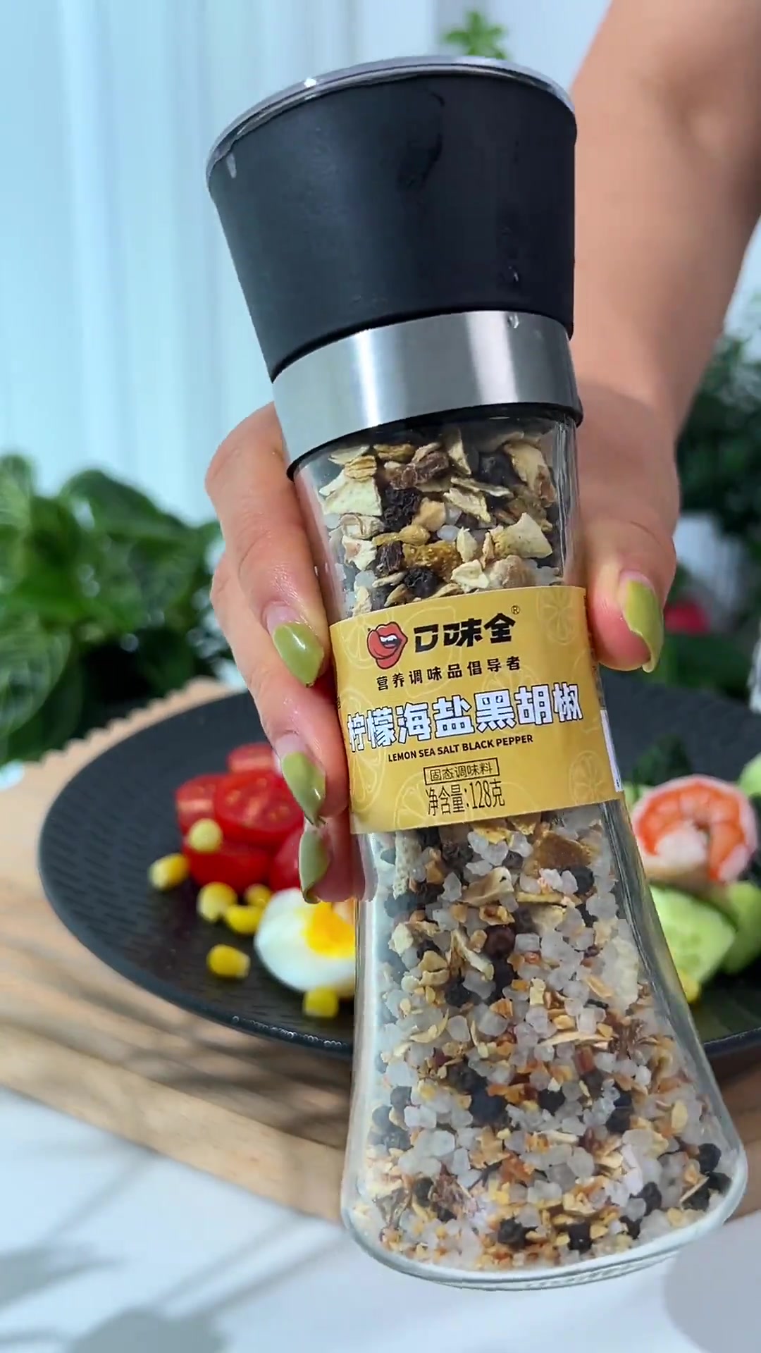 今天的水煮蛋和生黄瓜加上这个简单好吃!