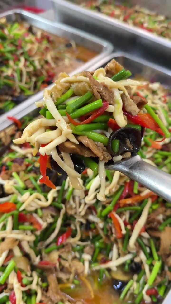 食堂创新菜品,蒜苔海鲜菇炒肉,做法简单,好吃还下饭