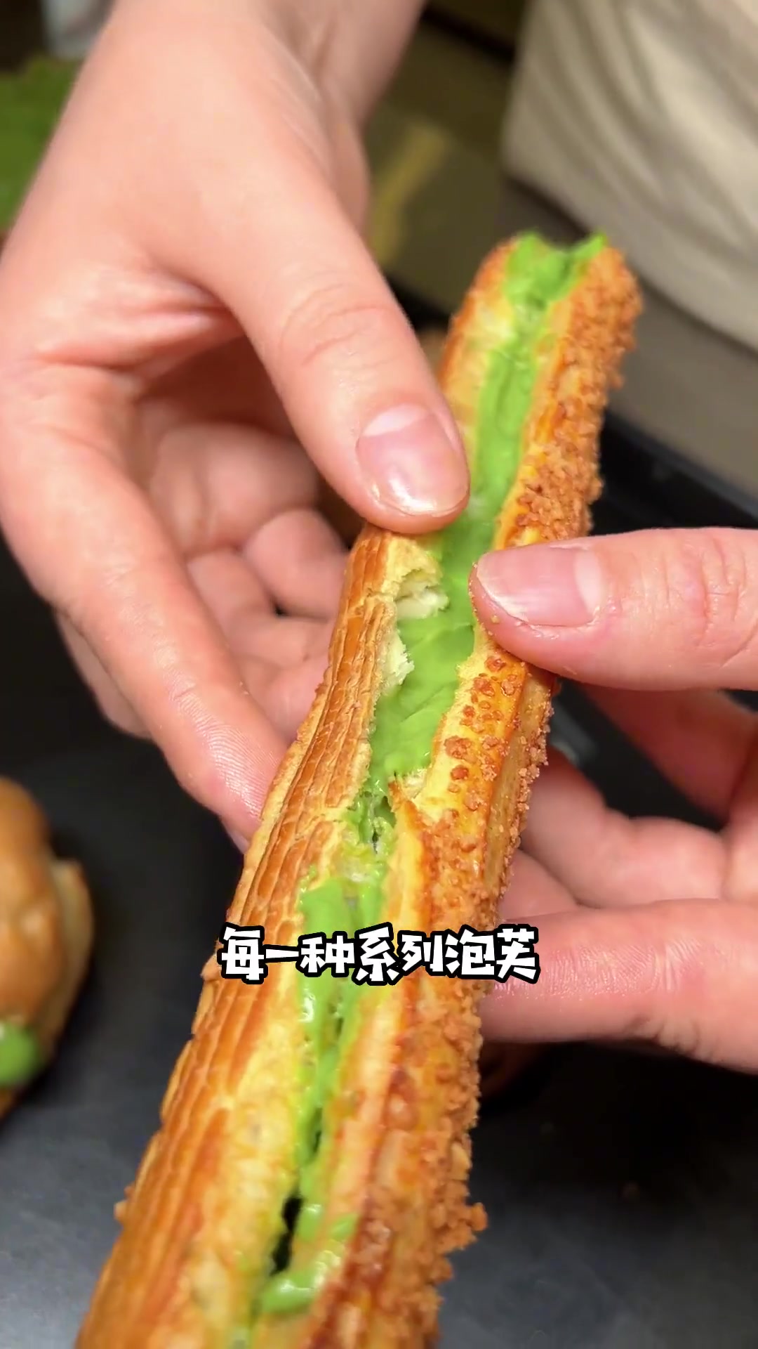 抹茶泡芙和香草泡芙外面酥脆里面爆浆,没有哪个女孩子能拒绝吧!
