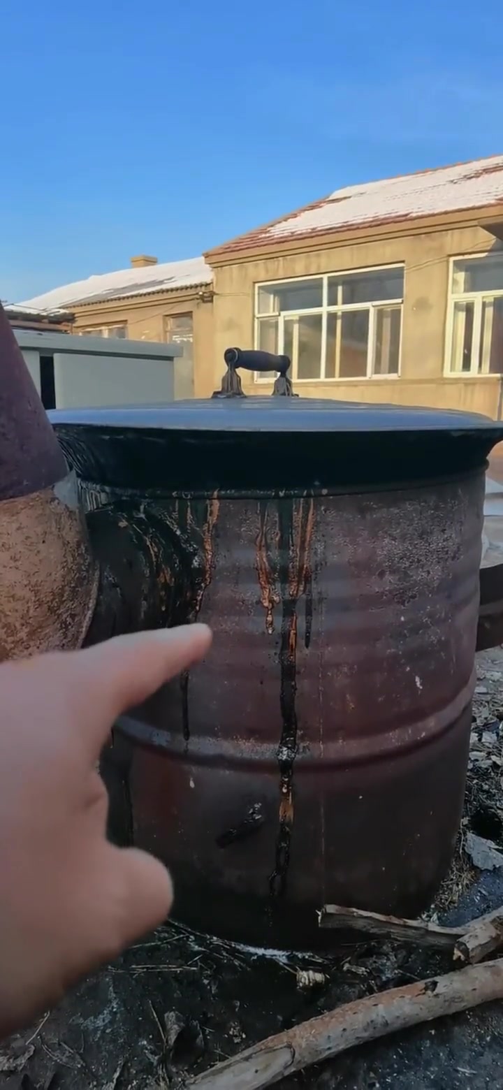 甜菜旮瘩熬制的糖稀,有吃过的朋友吗?蘸粘豆包蘸馒头嘎嘎香