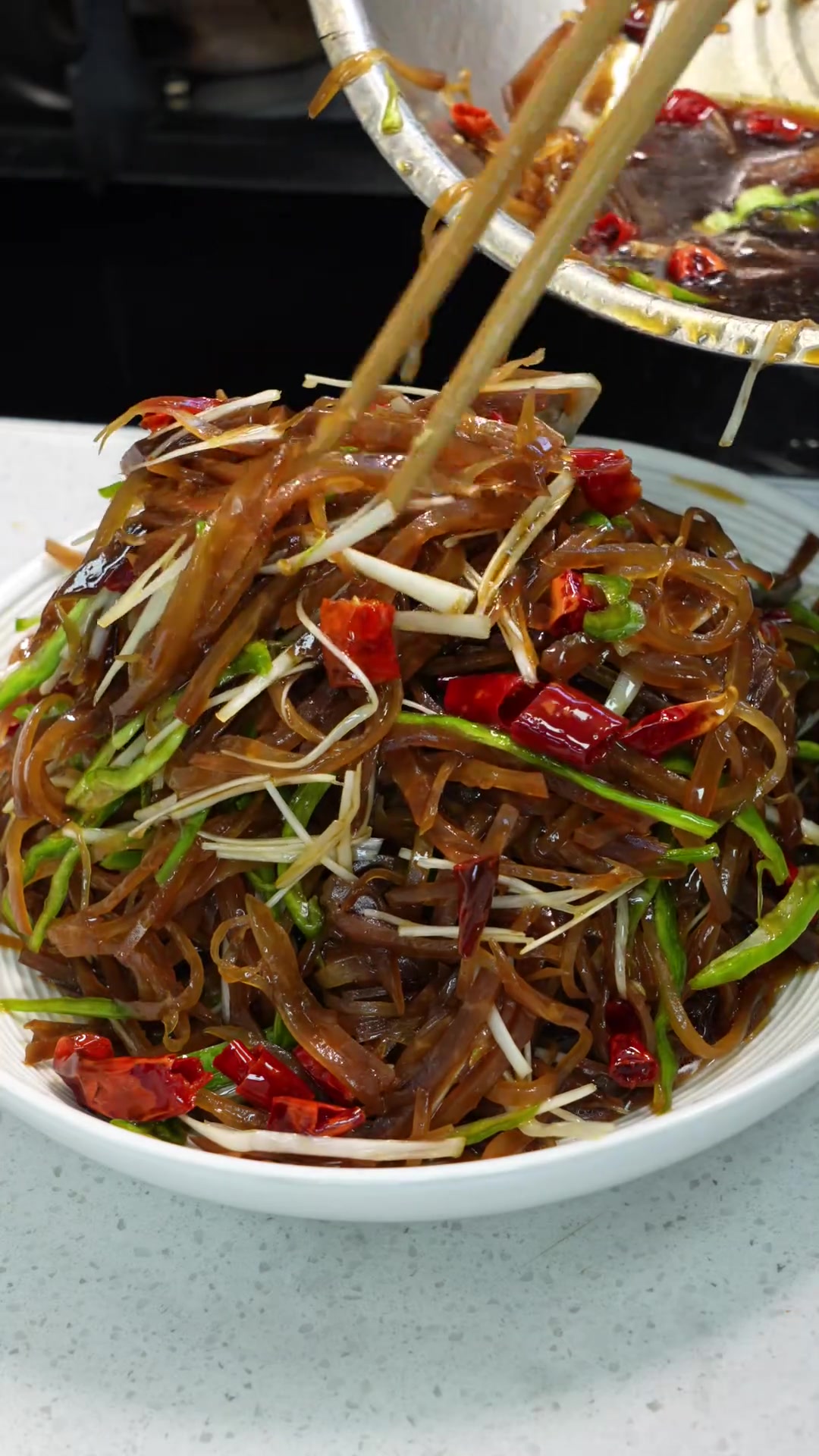 今天给工地师傅做了牛肚粉丝煲,排骨海带汤,素炒菌菇,凉拌小咸菜