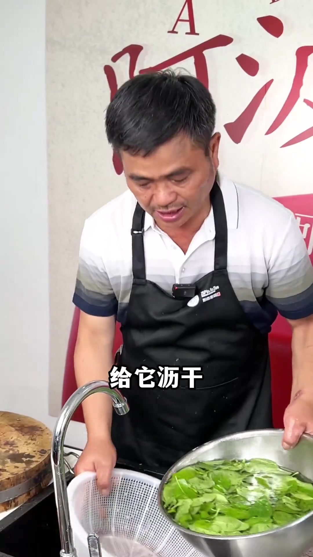 鲜美好喝的枸杞叶猪肝汤