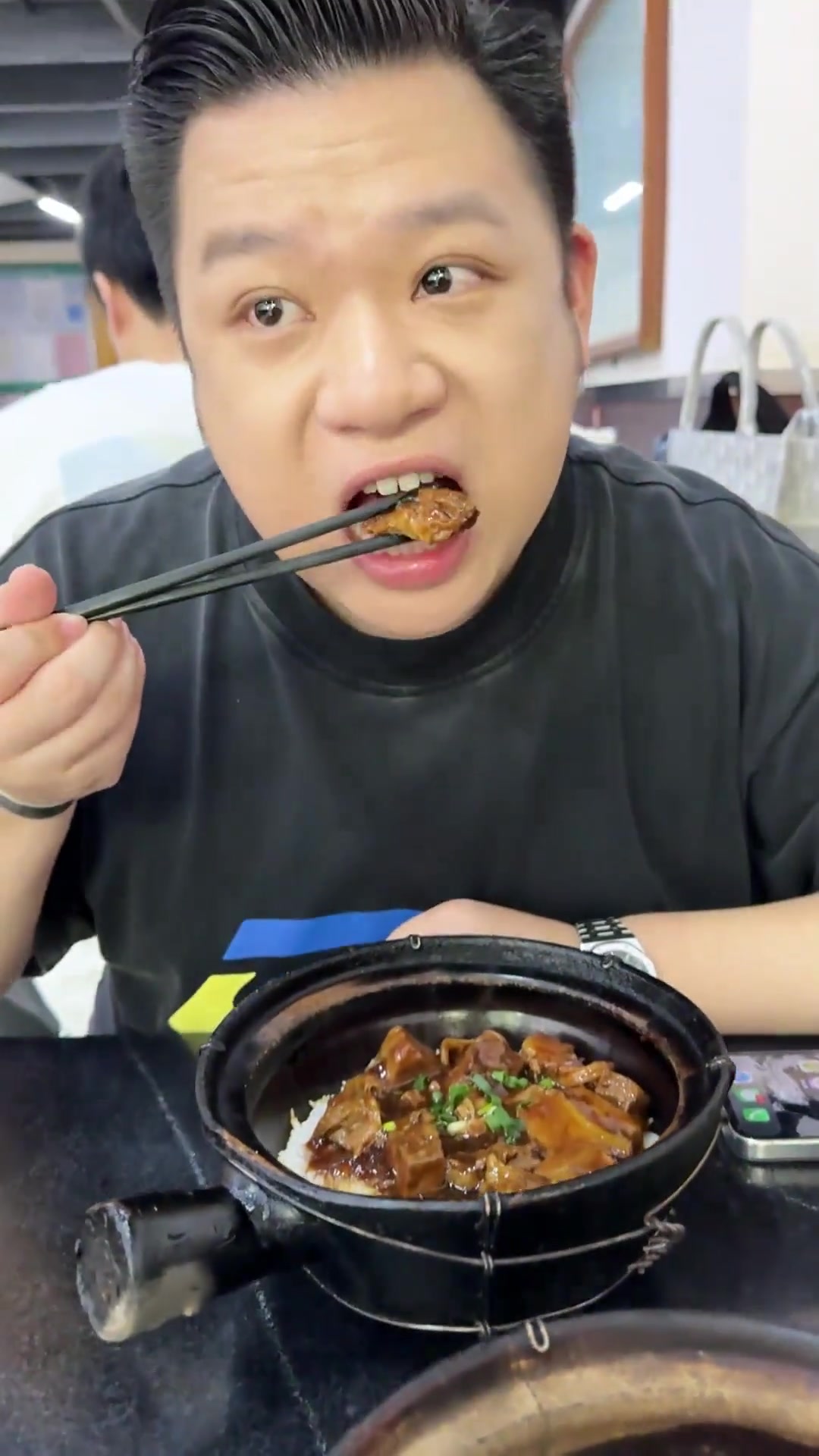 打卡顺德备受争议的牛展煲仔饭！