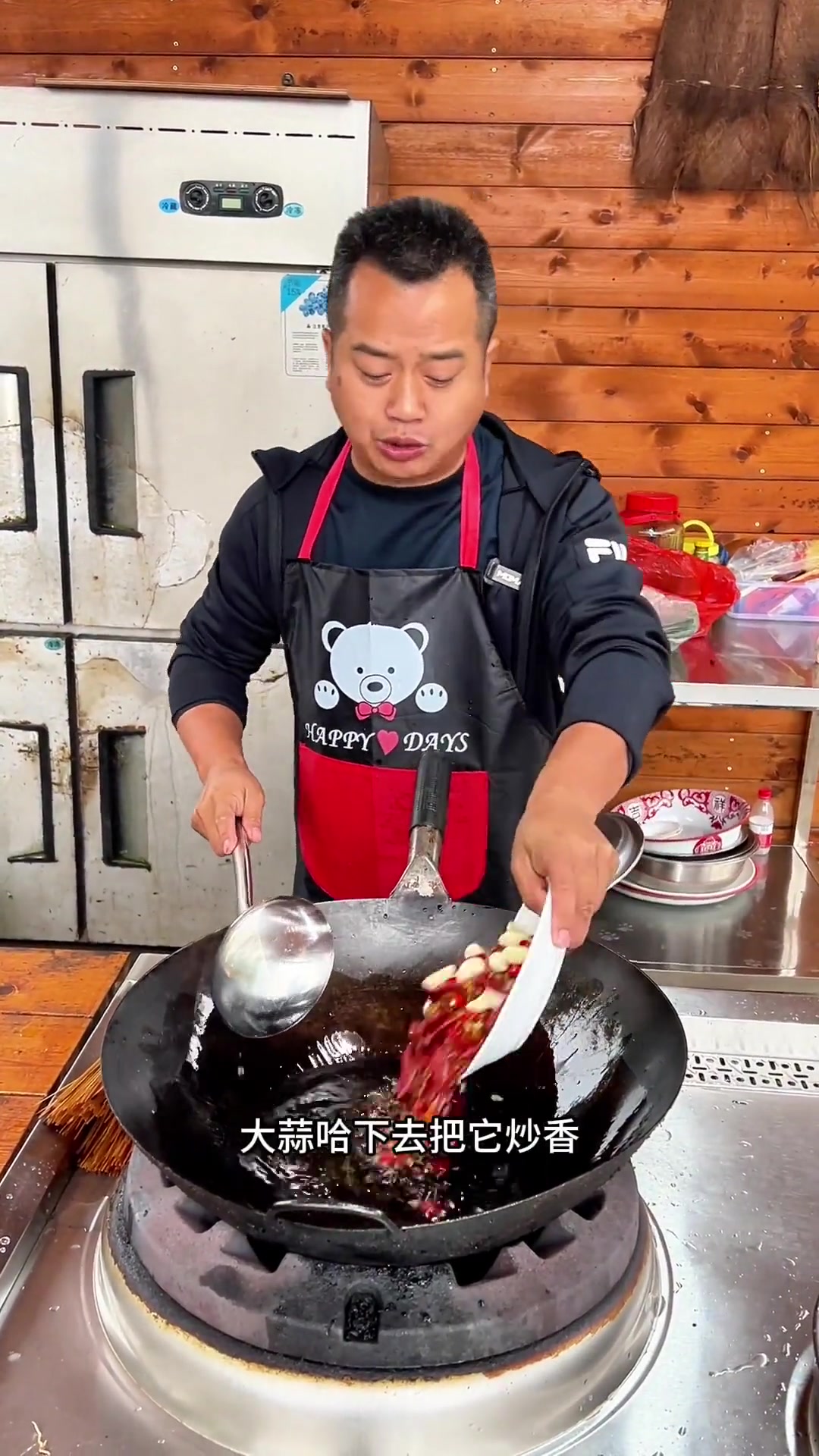 今天给老丈人做了一道肥肠鸡！喜欢吃肥肠又怕麻烦的，就像我这样做，麻辣过瘾有嚼劲！