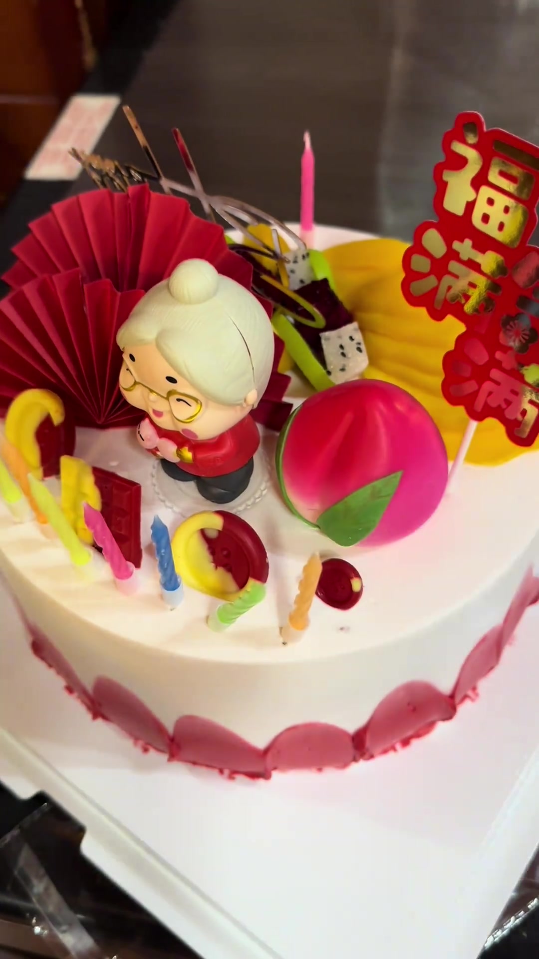 祝二位寿星生日快乐!这个生日蛋糕很有创意!一面是姑姑七十岁一面是妹妹五十岁生日
