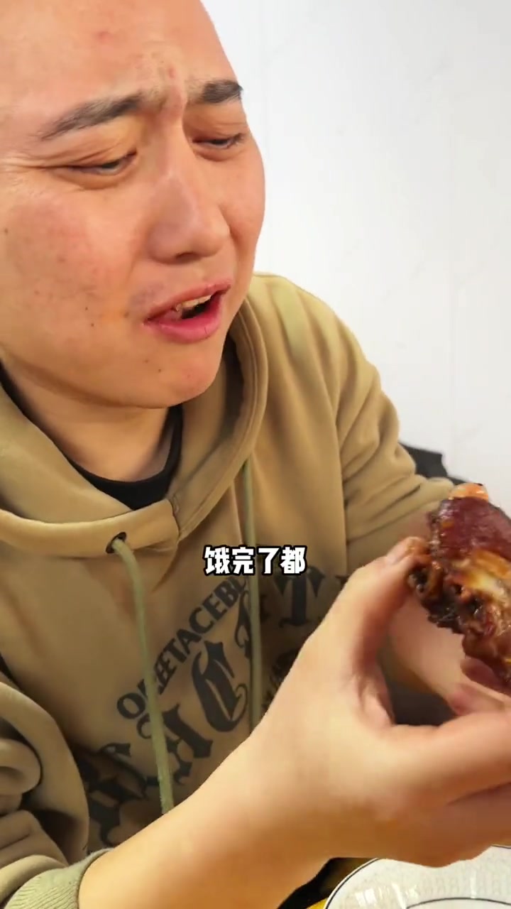 开春了又下雪了，劳动换猪蹄，做上一锅干锅蹄花虾，大家吃的真香