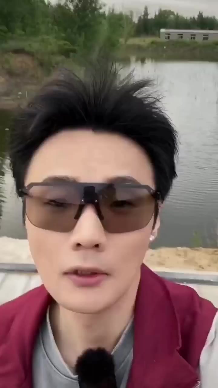 5月23日,有多名网友发视频称,在沈阳市某钓场看到著名歌手李荣浩在钓鱼。极目新闻记者注意到