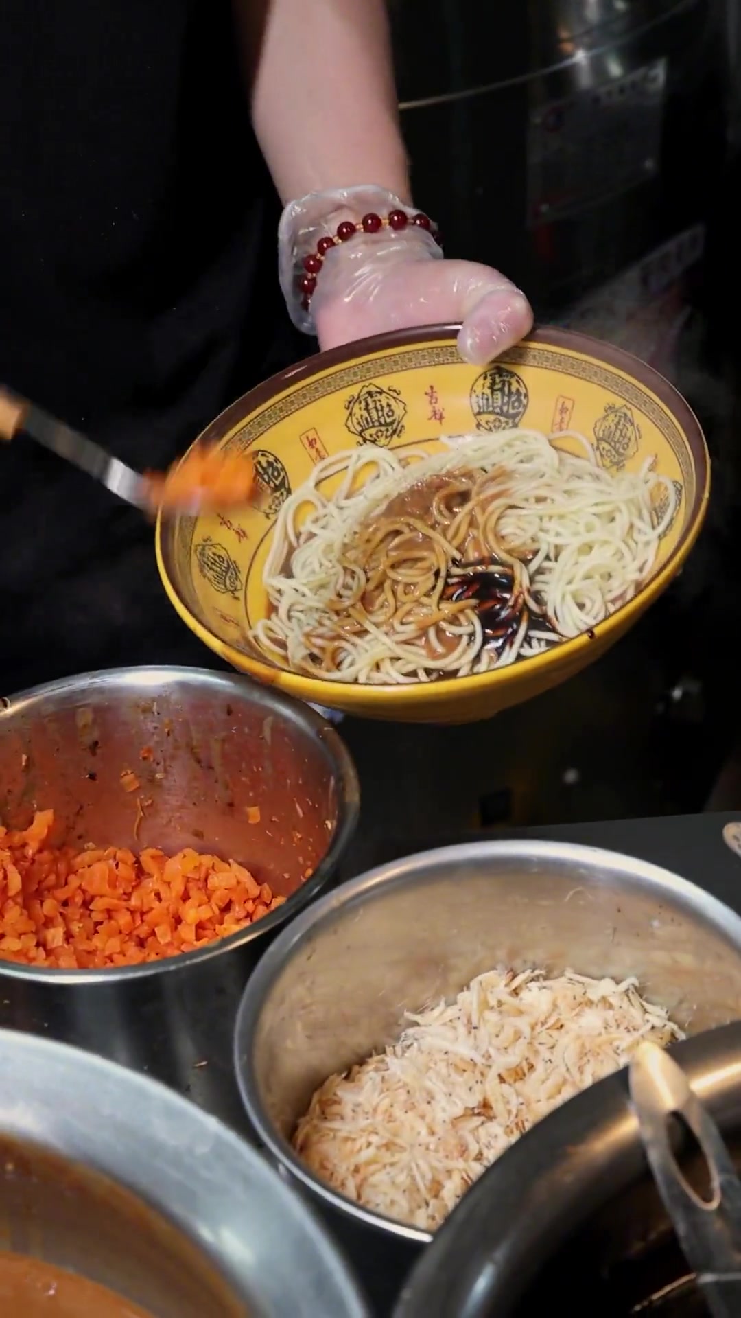 他们家的鸡冠饺炸的是真的抛酥，自己和自己压自己掸的热干面吃起来就是香