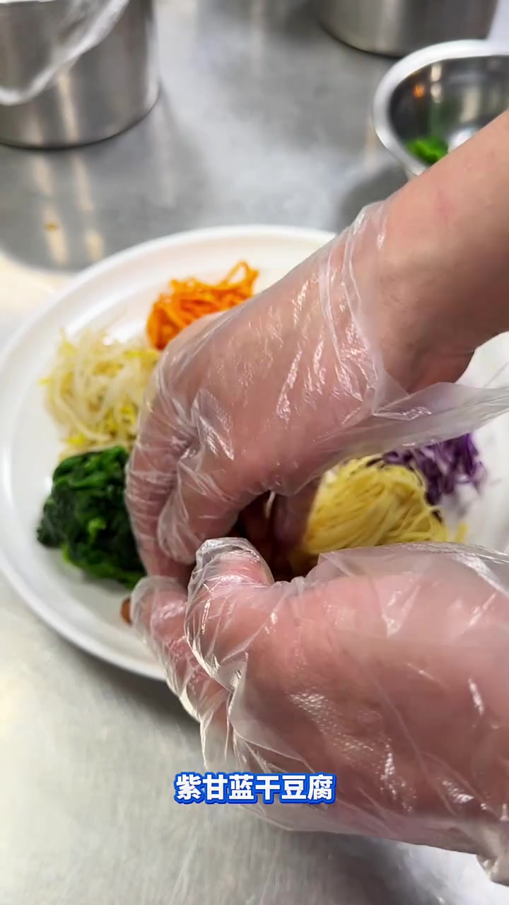 大拌菜是很多店的招牌凉菜，年夜饭就做它了！