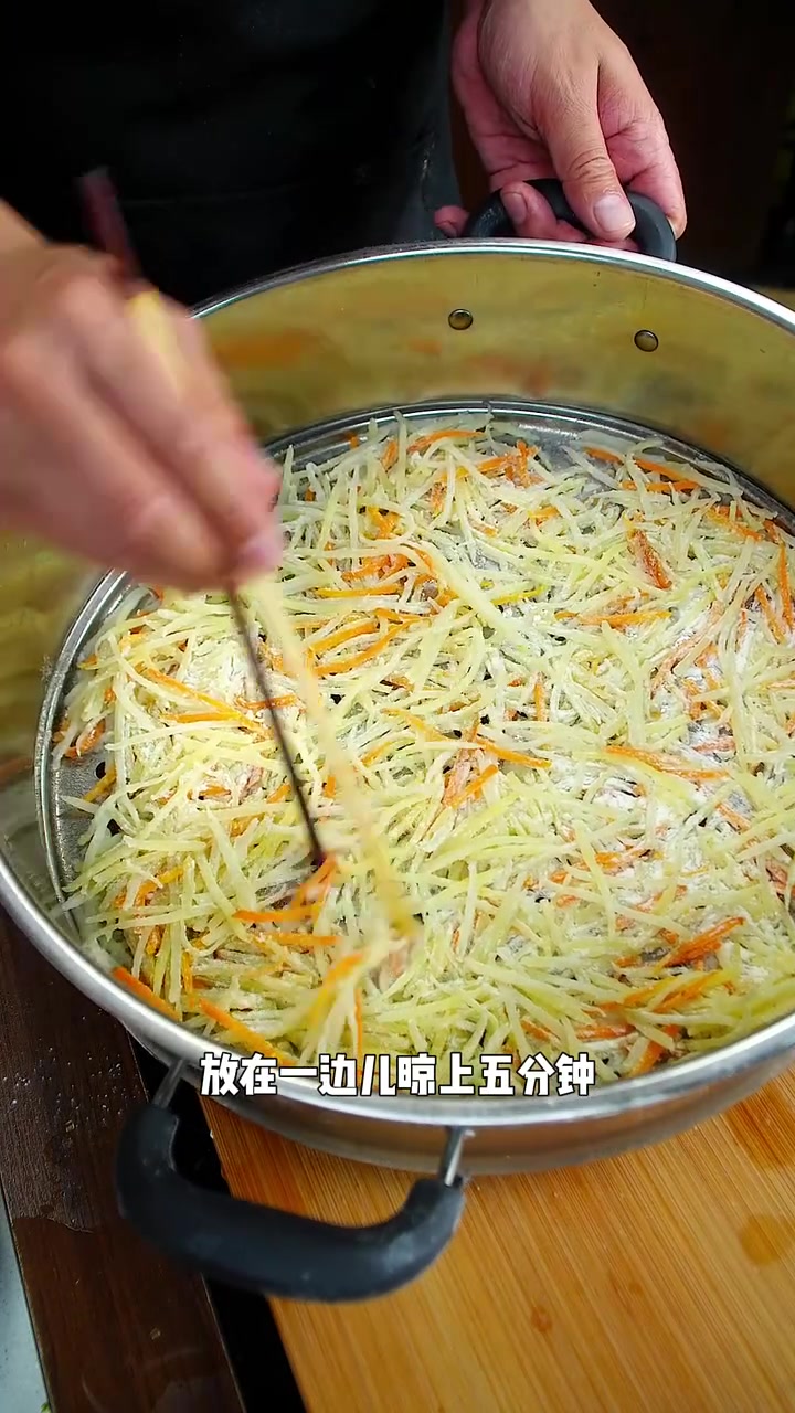 腌猪肉炒山药丸子,家常美食做法分享