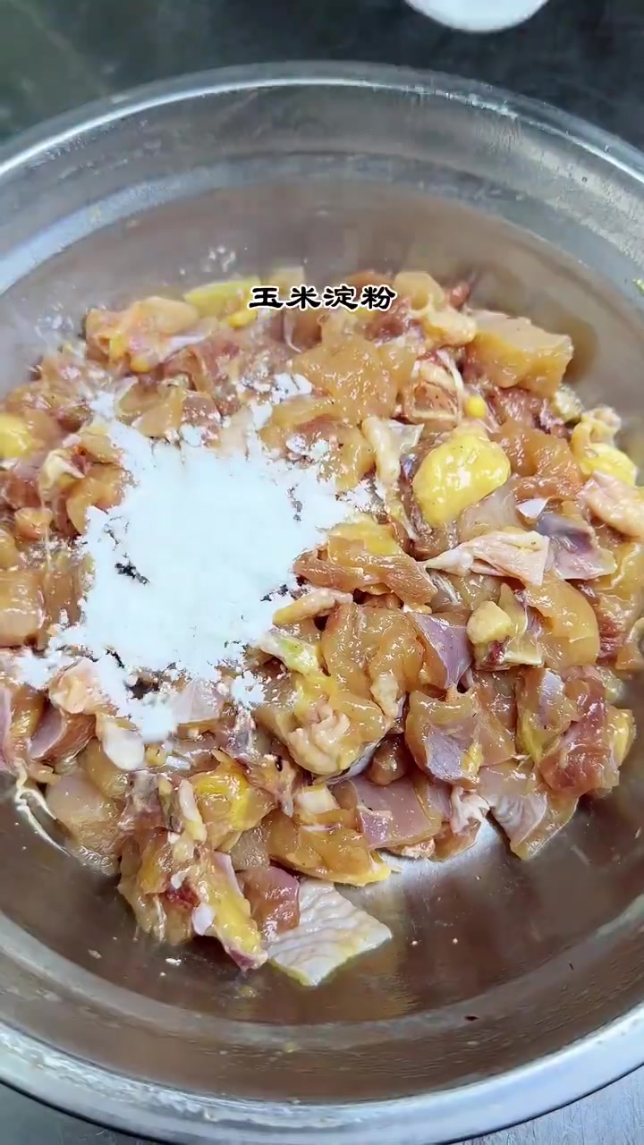 花甲炒鸡,鸡肉不够,小米辣来凑,味道嘎嘎好